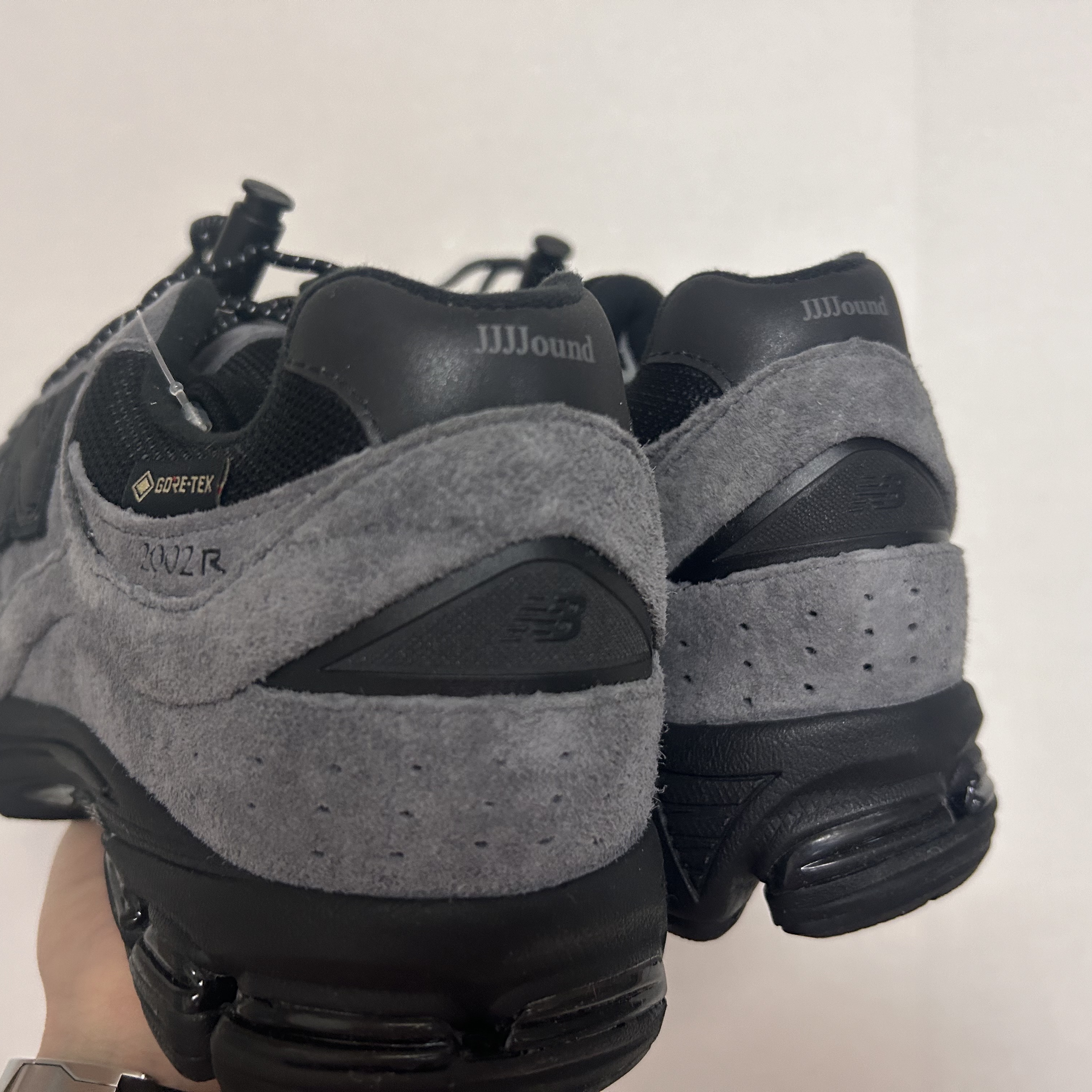 New Balance x JJJJound 2002R Gore-Tex Charcoal 착용 스타일 - 2