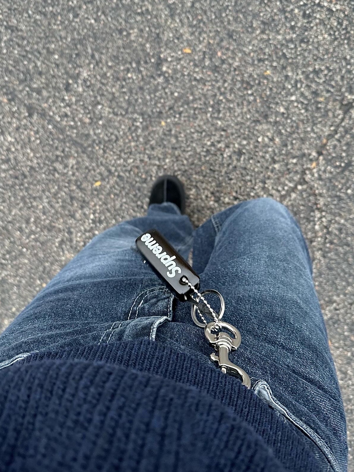 Supreme Floating Keychain Black - 23FW, (W) UGG Tazz Slipper Black 착용 스타일 - 3