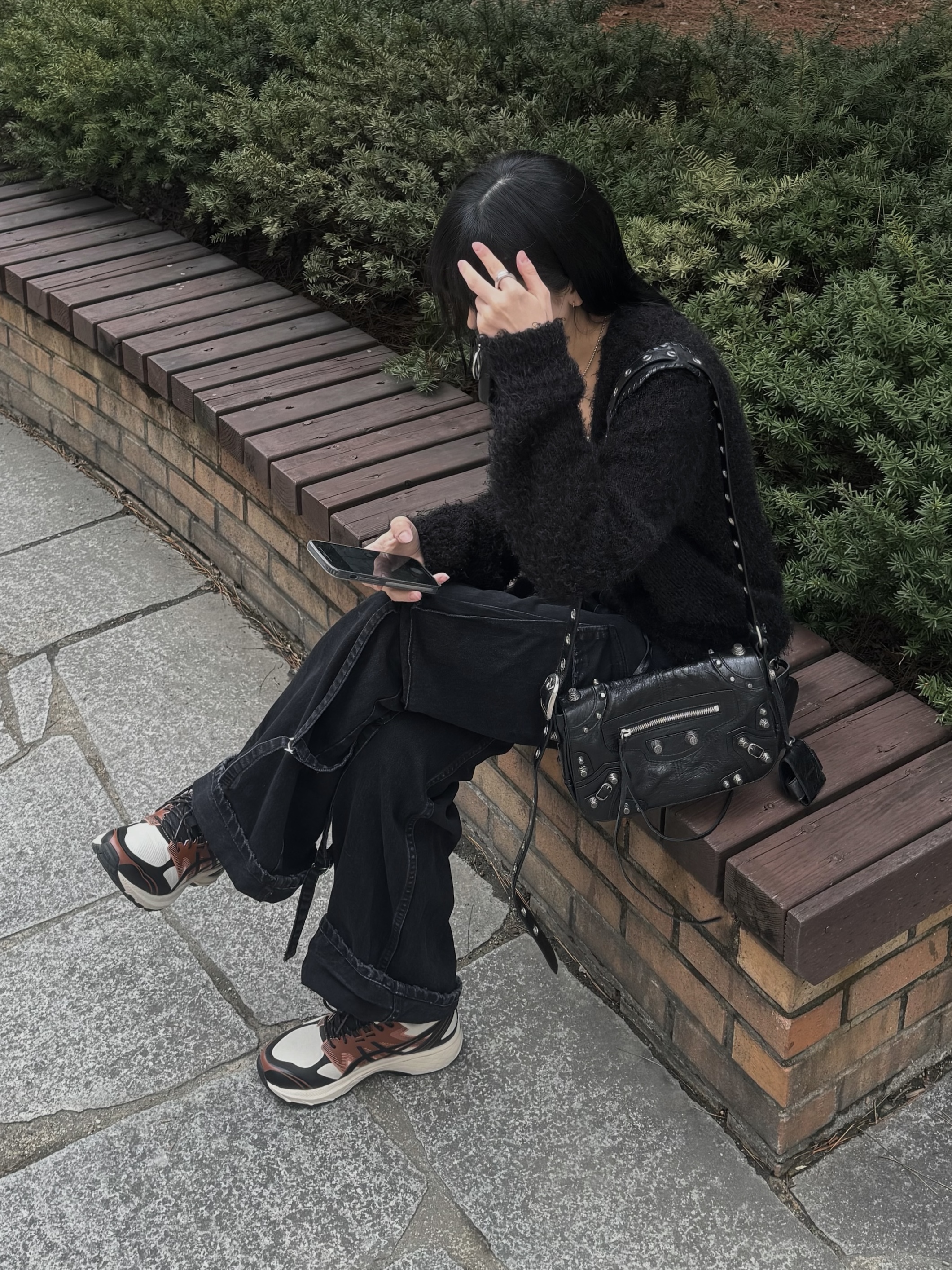 Asics Gel-Terrain Vanilla Black, Balenciaga Arena Lambskin Aged Silver Hardware Le Cagole XS Flap Bag Black 착용 스타일 - 2