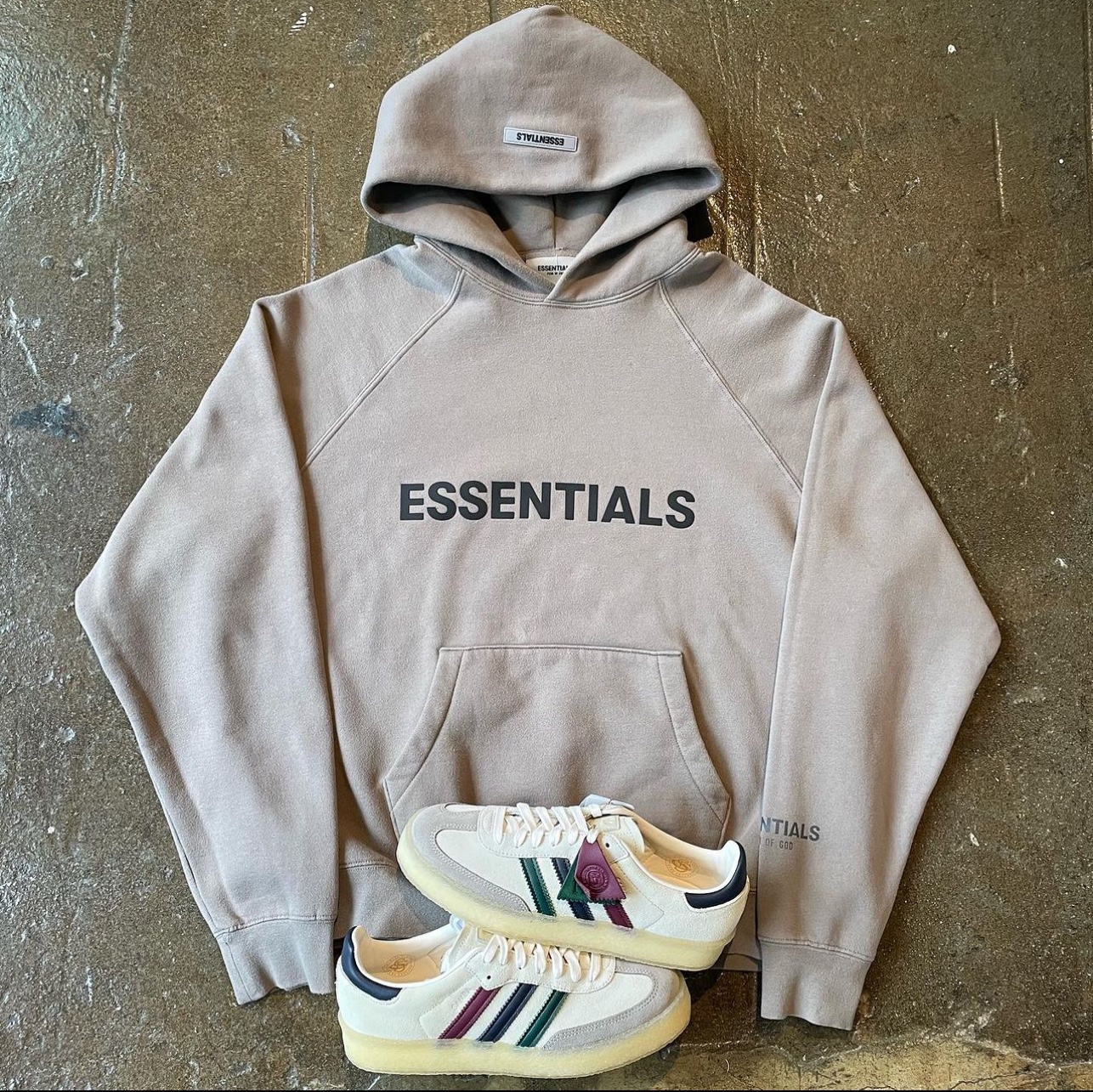 Adidas x Clarks x Ronnie Fieg 8th Street Samba Chalk White Collegiate Green 착용 스타일 - 3