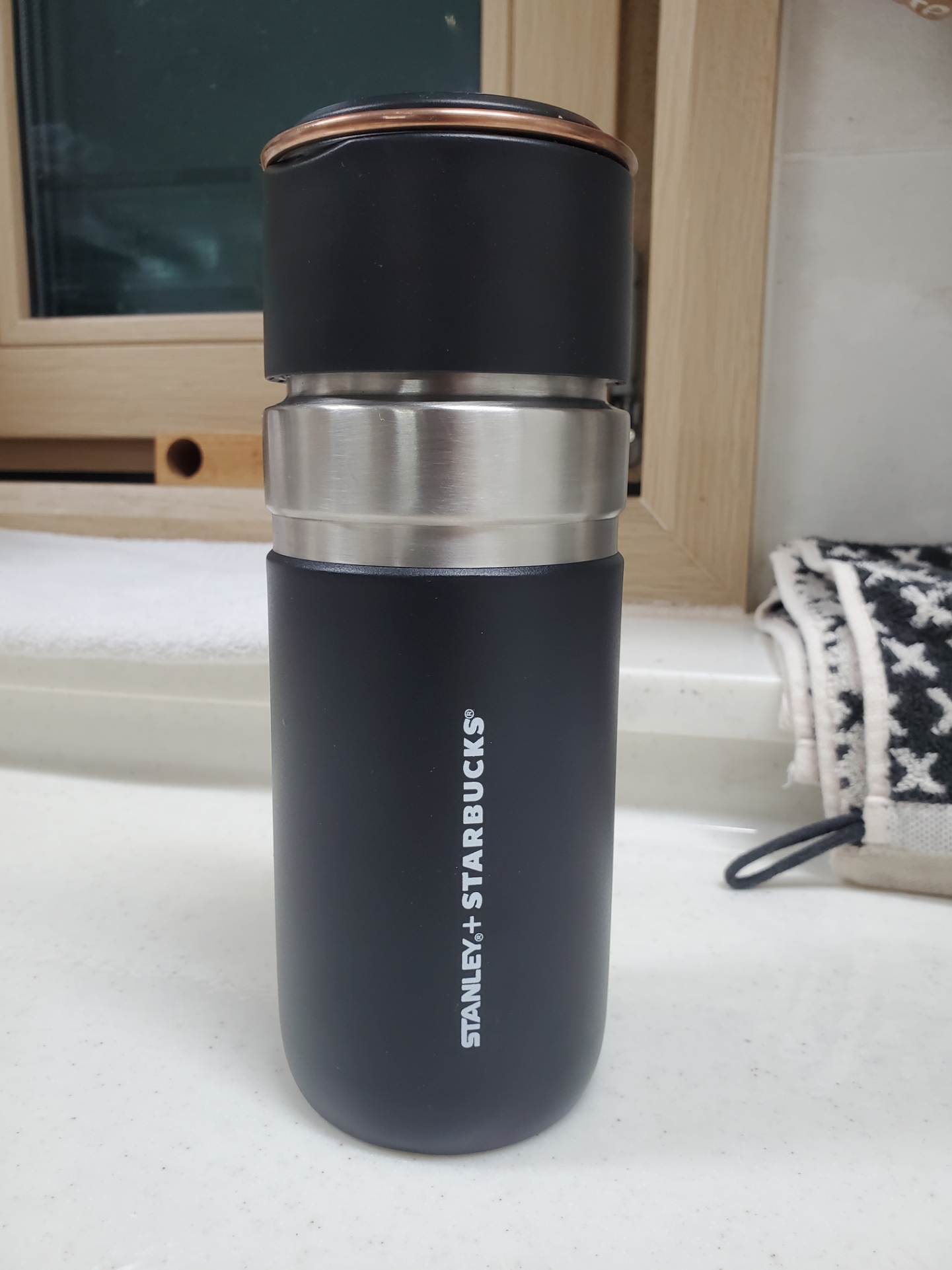 Stanley x Starbucks SS Thermos Black Gold 500ml 착용 스타일