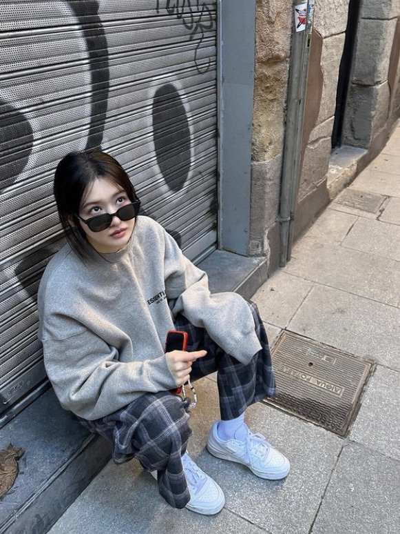 Essentials The Core Collection Crewneck Sweatshirt Dark Oatmeal 착용 스타일