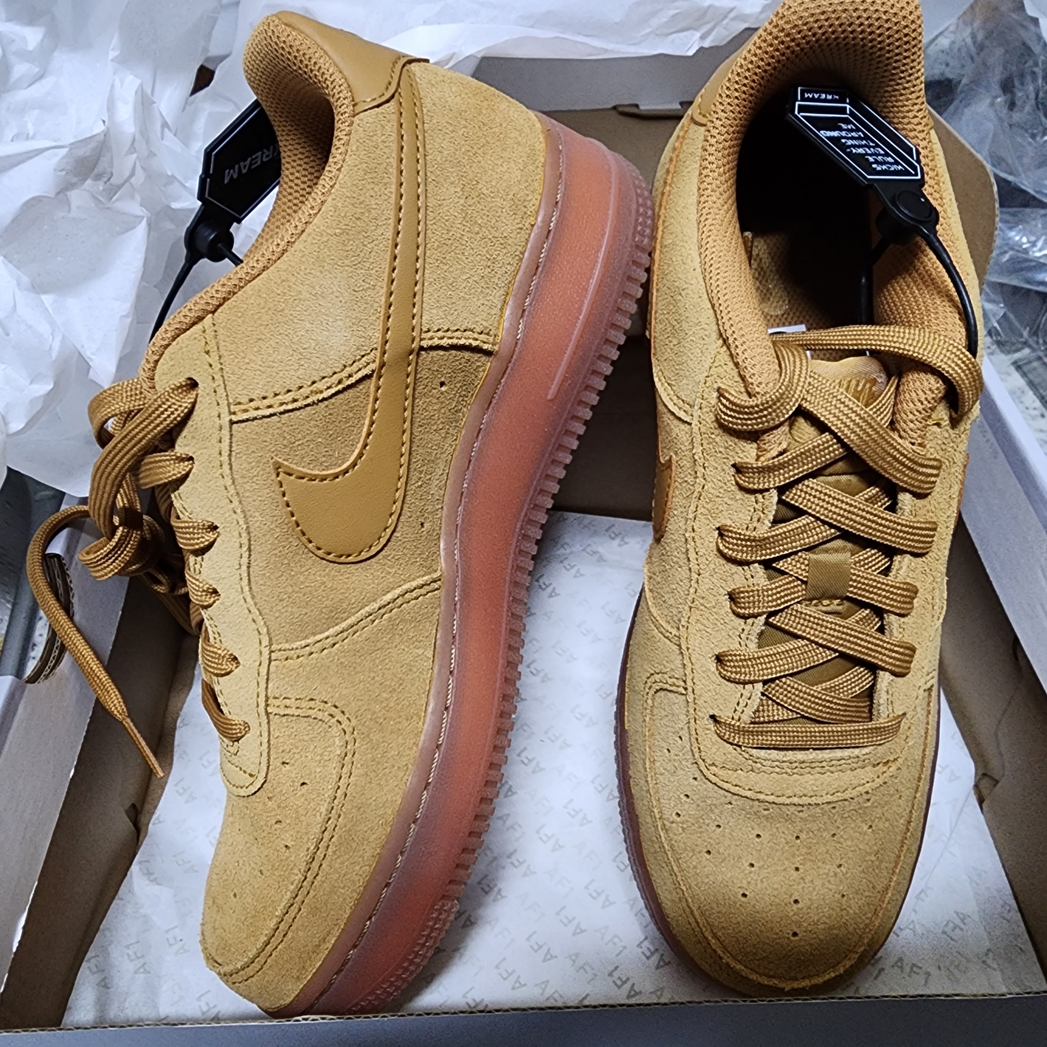 (GS) Nike Air Force 1 LV8 3 Wheat 착용 스타일