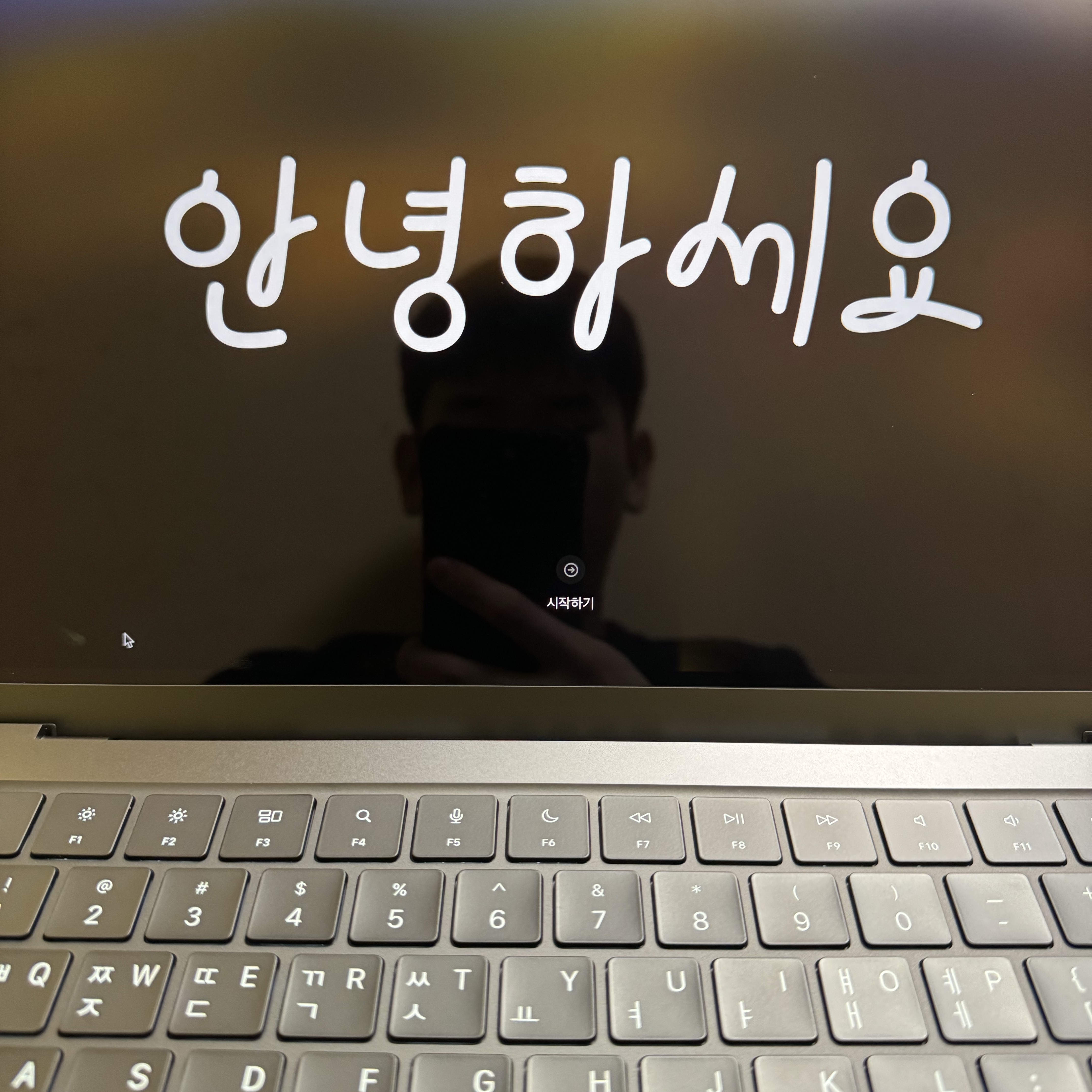 Apple 2023 MacBook Pro 14 M3 Pro 512GB SSD / 18GB RAM Space Black (Korean Ver.) 착용 스타일