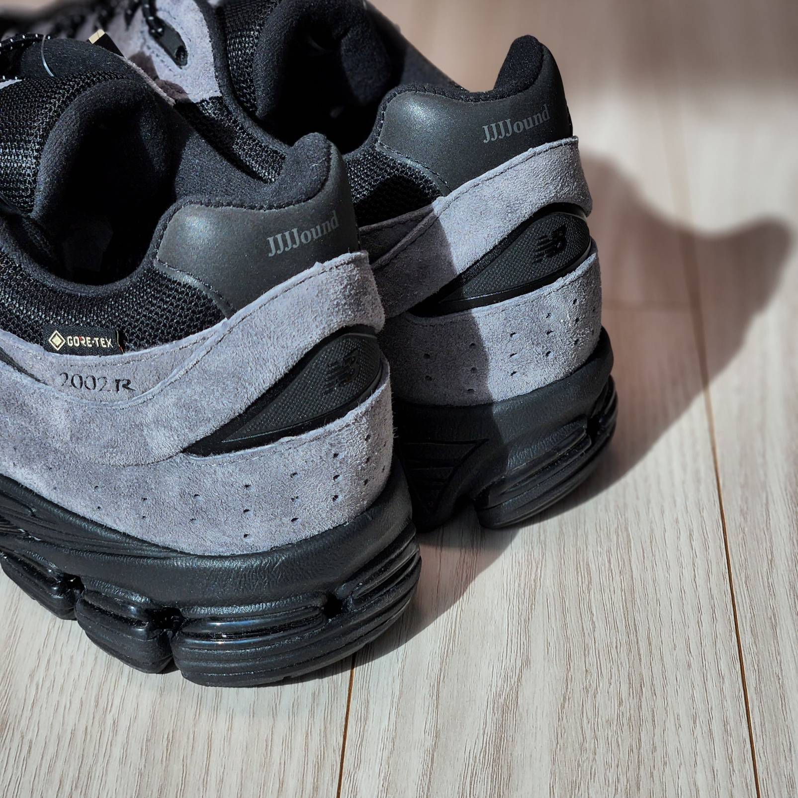New Balance x JJJJound 2002R Gore-Tex Charcoal 착용 스타일 - 2
