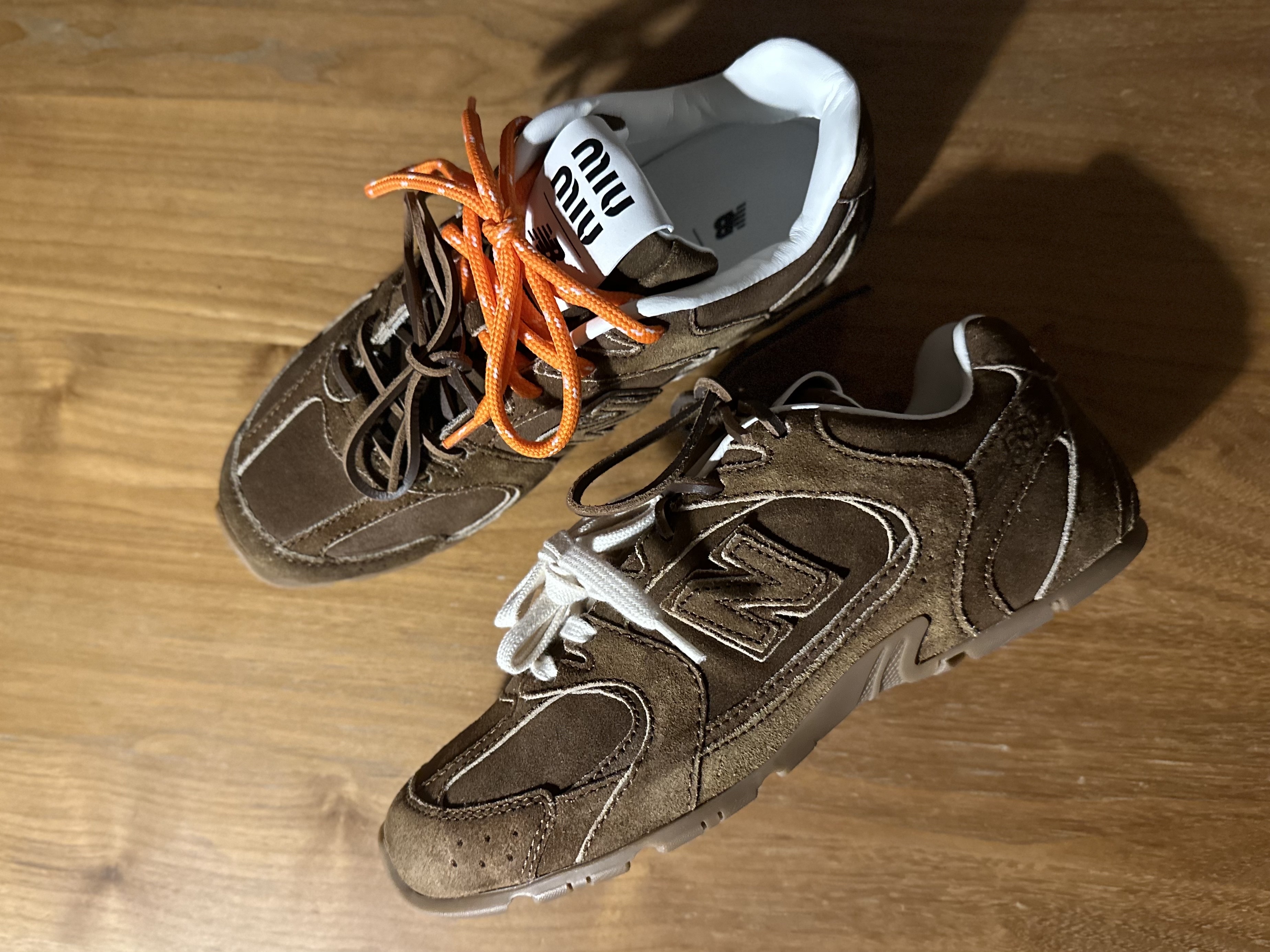 (W) New Balance x Miu Miu 530 Suede Mesh Sneakers Cinnamon 착용 스타일 - 5