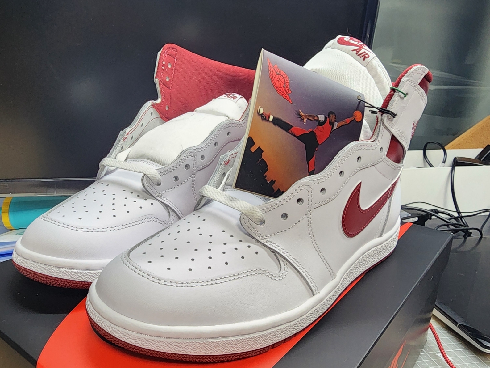 Jordan 1 High 85 Metallic Burgundy 착용 스타일 - 3