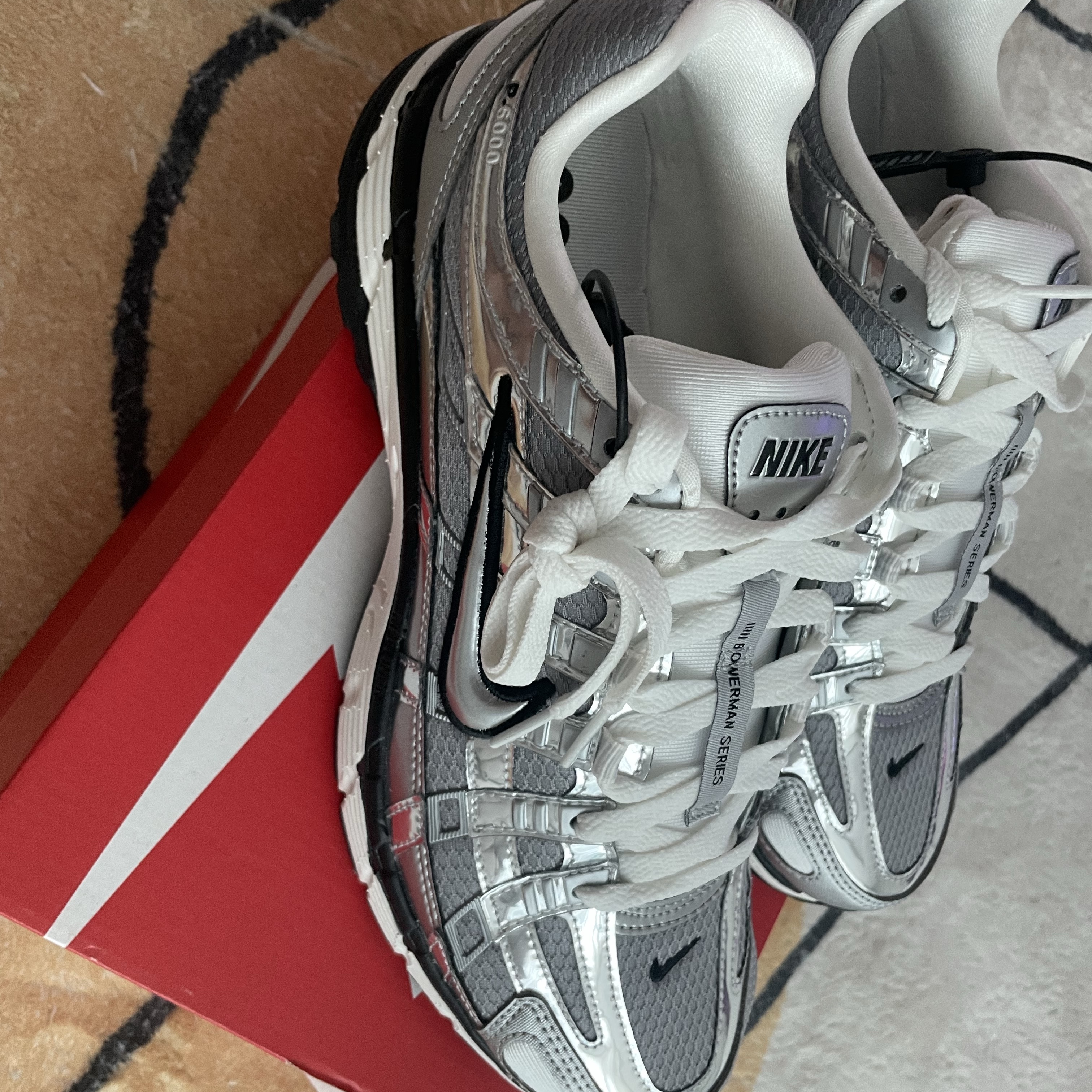 Nike P-6000 Metallic Silver 착용 스타일