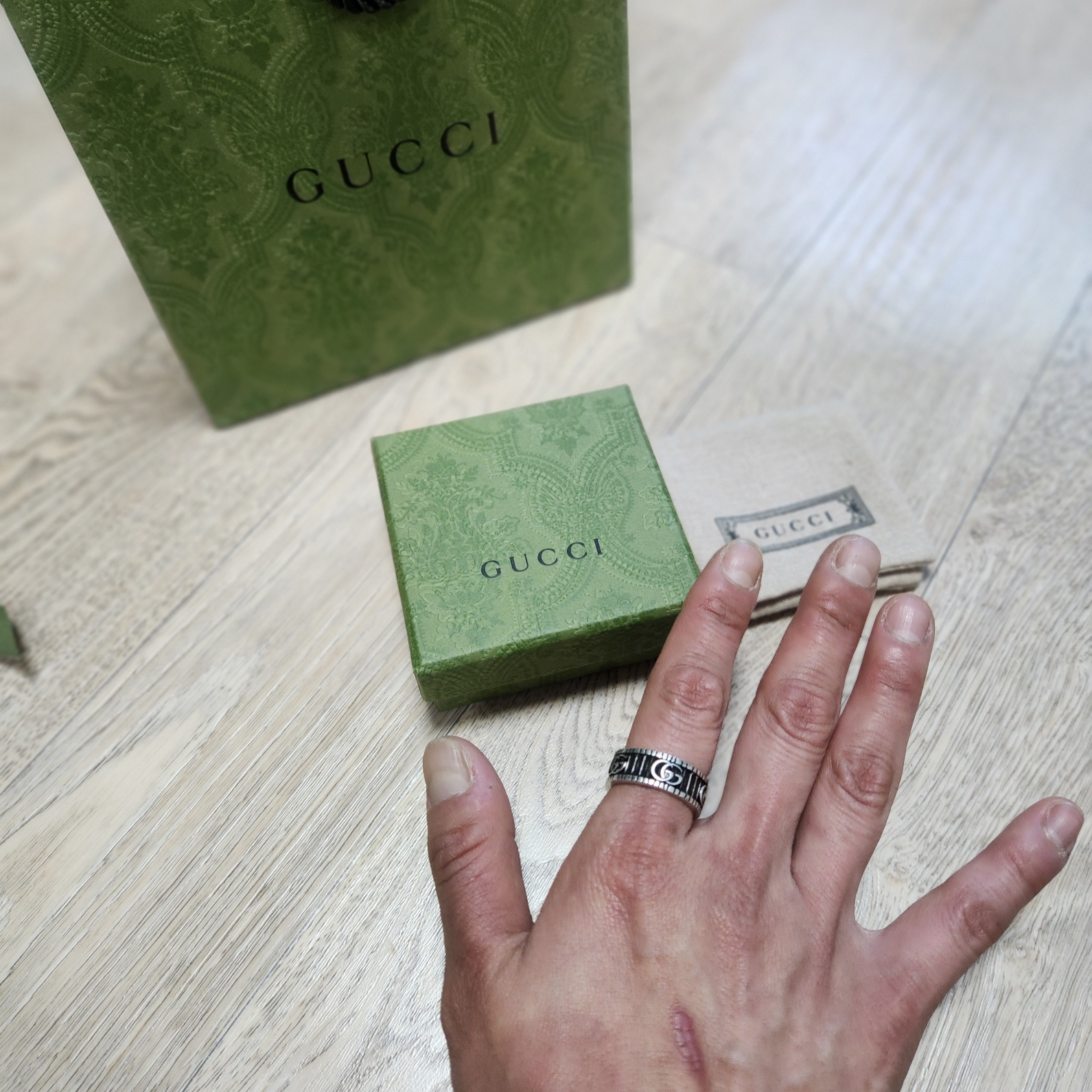 Scudo Garden Karen Beads Bracelet Black, Gucci Ring with Double G Silver 착용 스타일 - 5