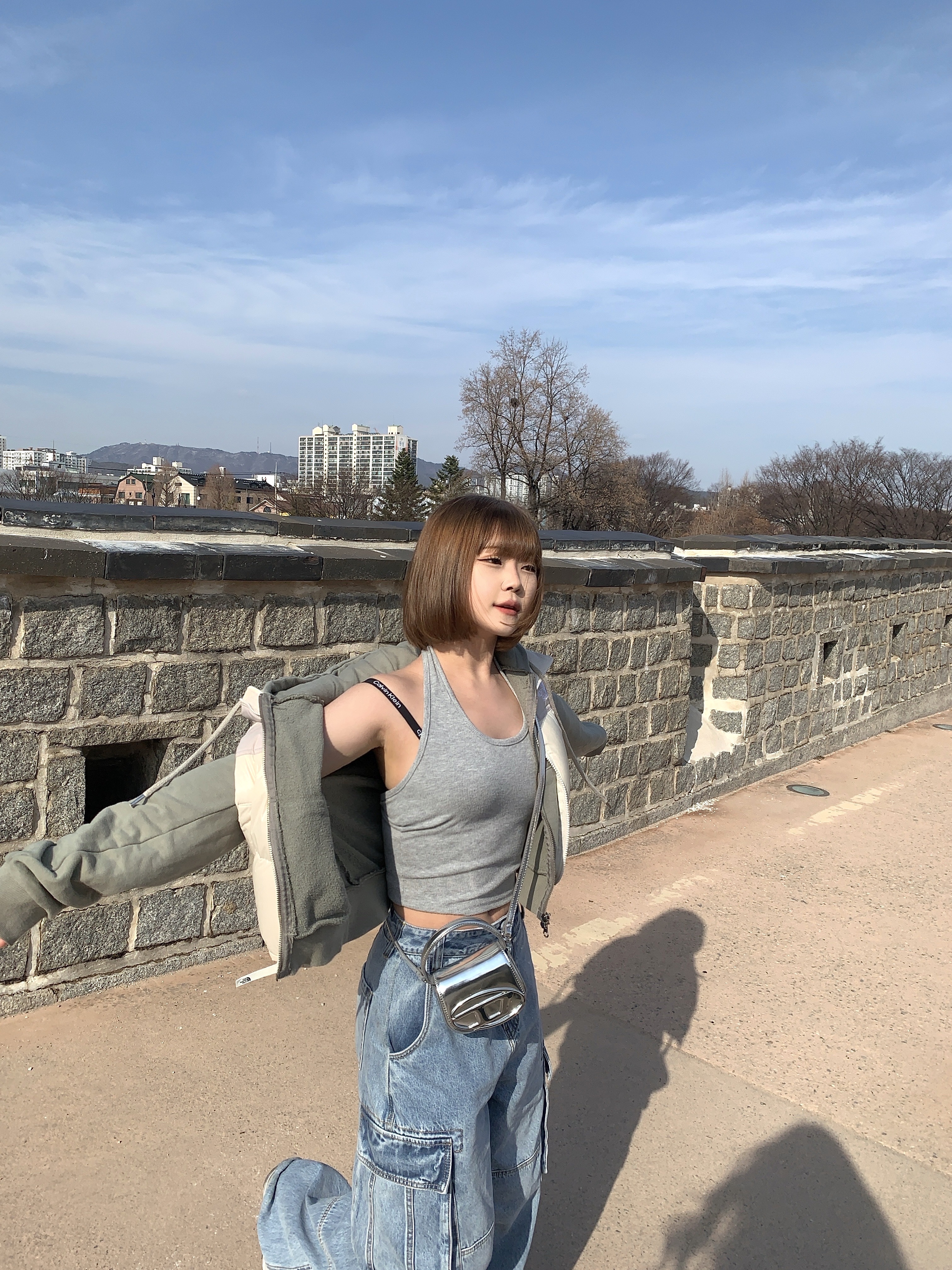 Diesel 1DR Mini Bag in Mirrored Leather Silver, (W) The North Face White Label Novelty Nuptse Down Vest Cream 착용 스타일 - 1