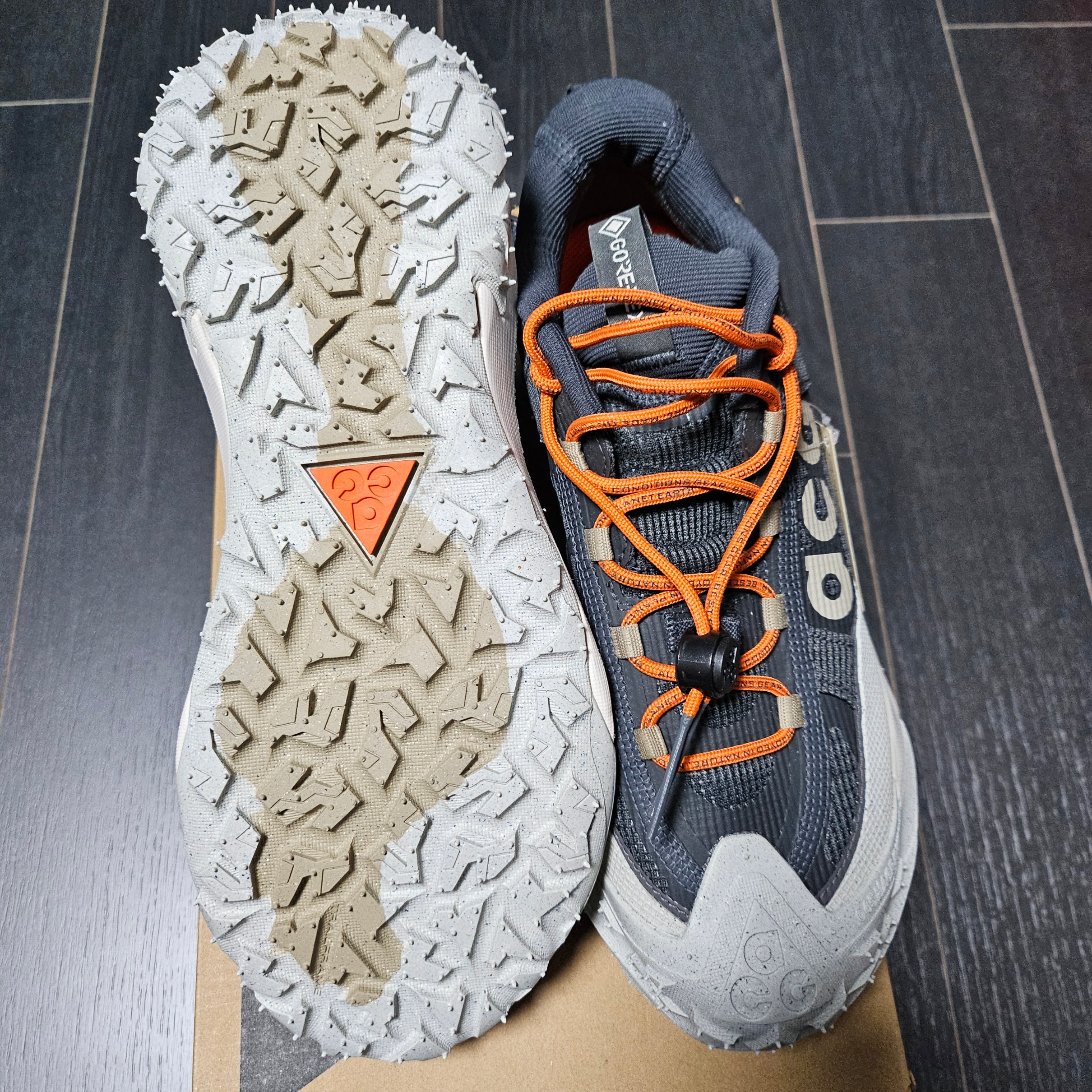 Nike ACG Mountain Fly Low Gore-Tex Dark Smoke Grey 착용 스타일 - 2