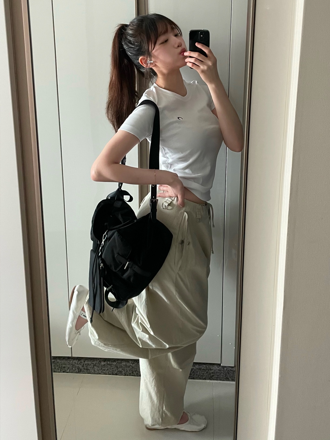 (W) Rockfishweatherwear Quilted Scrunch Flat White, (W) Dior J'adior Slingback Ballerina Flat Technical Fabric Black 착용 스타일 - 4