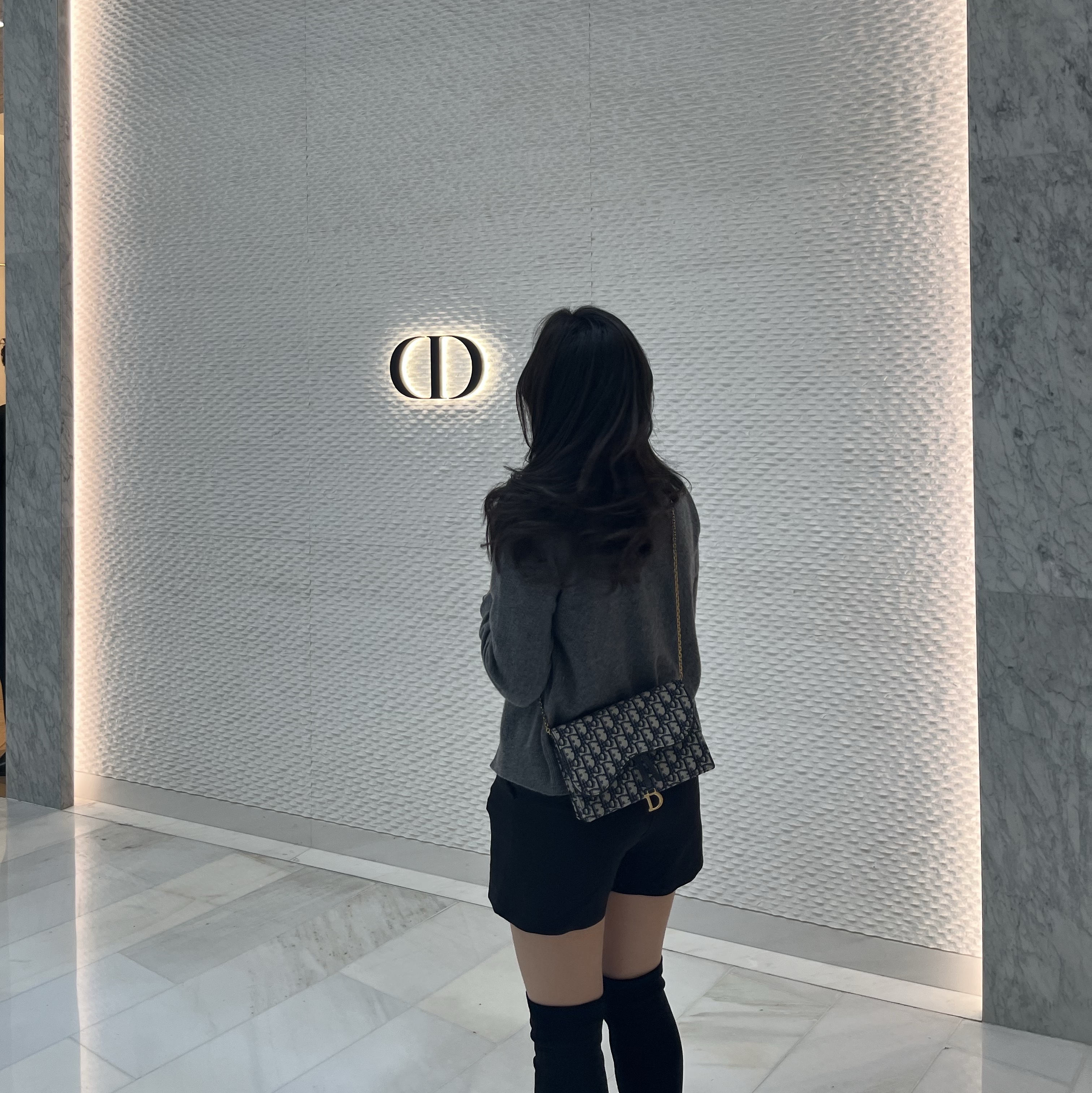 (W) Play Comme des Garcons Double Heart Cardigan Grey, Dior Saddle Pouch Blue Dior Oblique Jacquard 착용 스타일 - 1