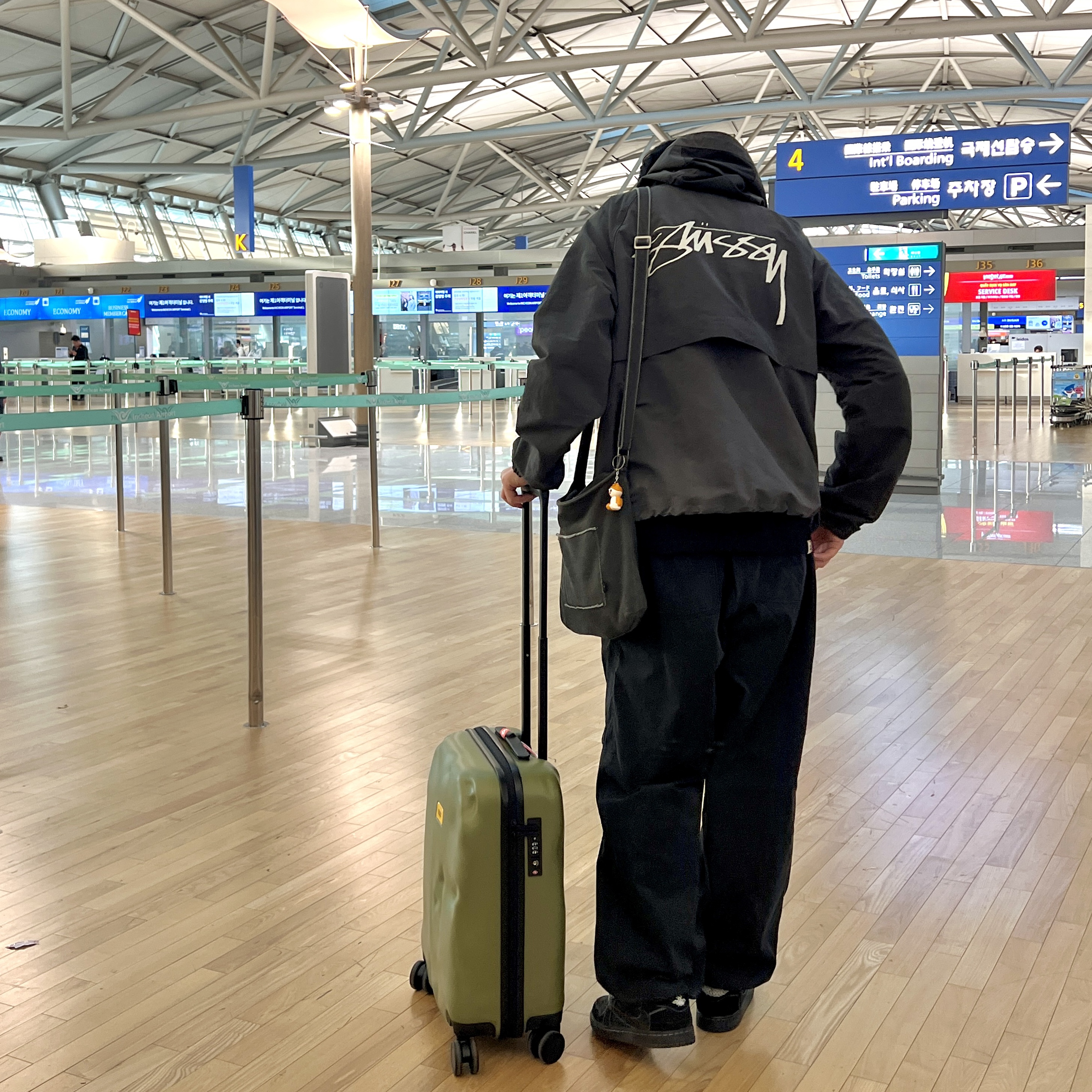 Stussy Wave Dye Beach Shell Jacket Black, Jordan 1 x Travis Scott Retro Low OG SP Black Phantom 착용 스타일