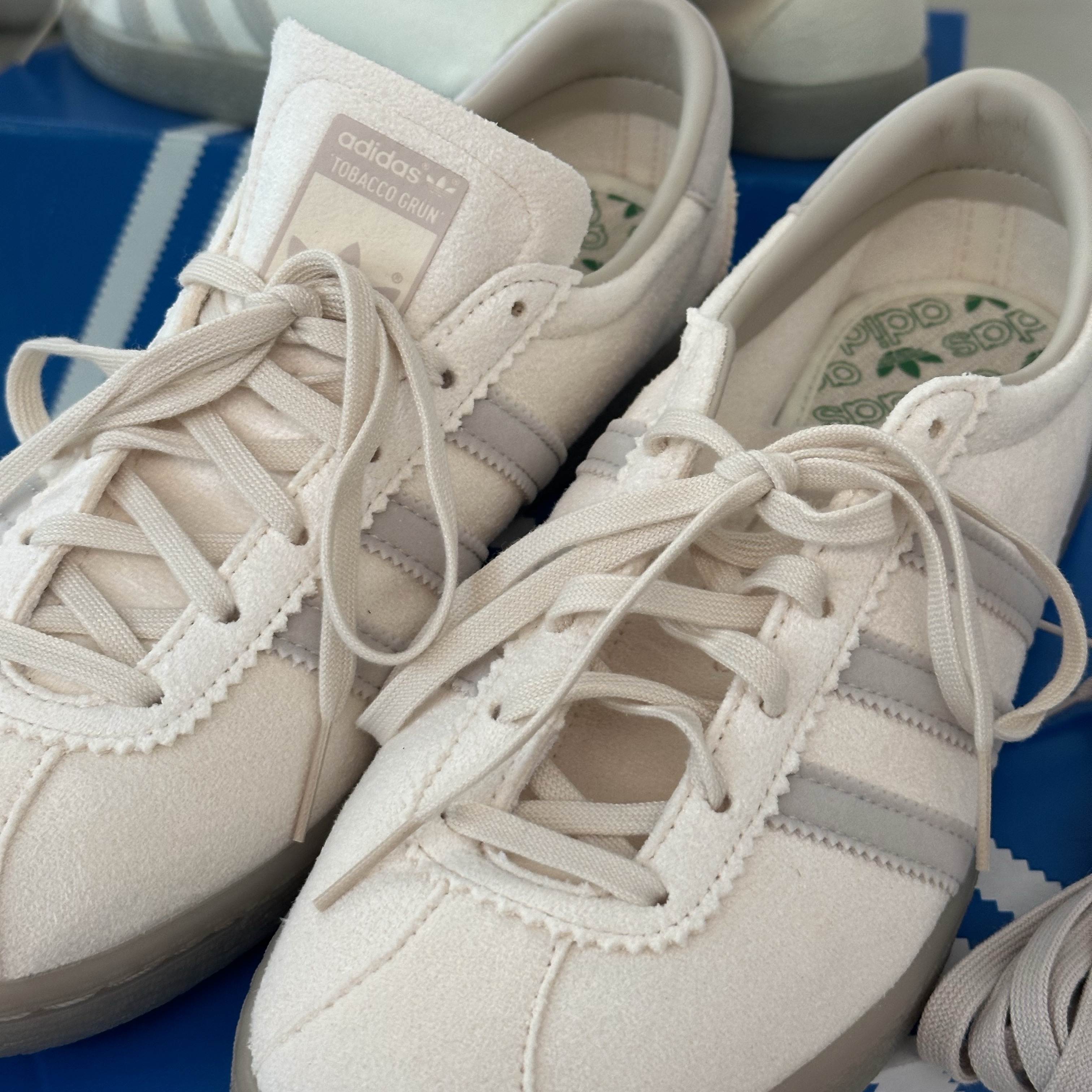Adidas Tobacco Gruen Cream White Bliss 착용 스타일