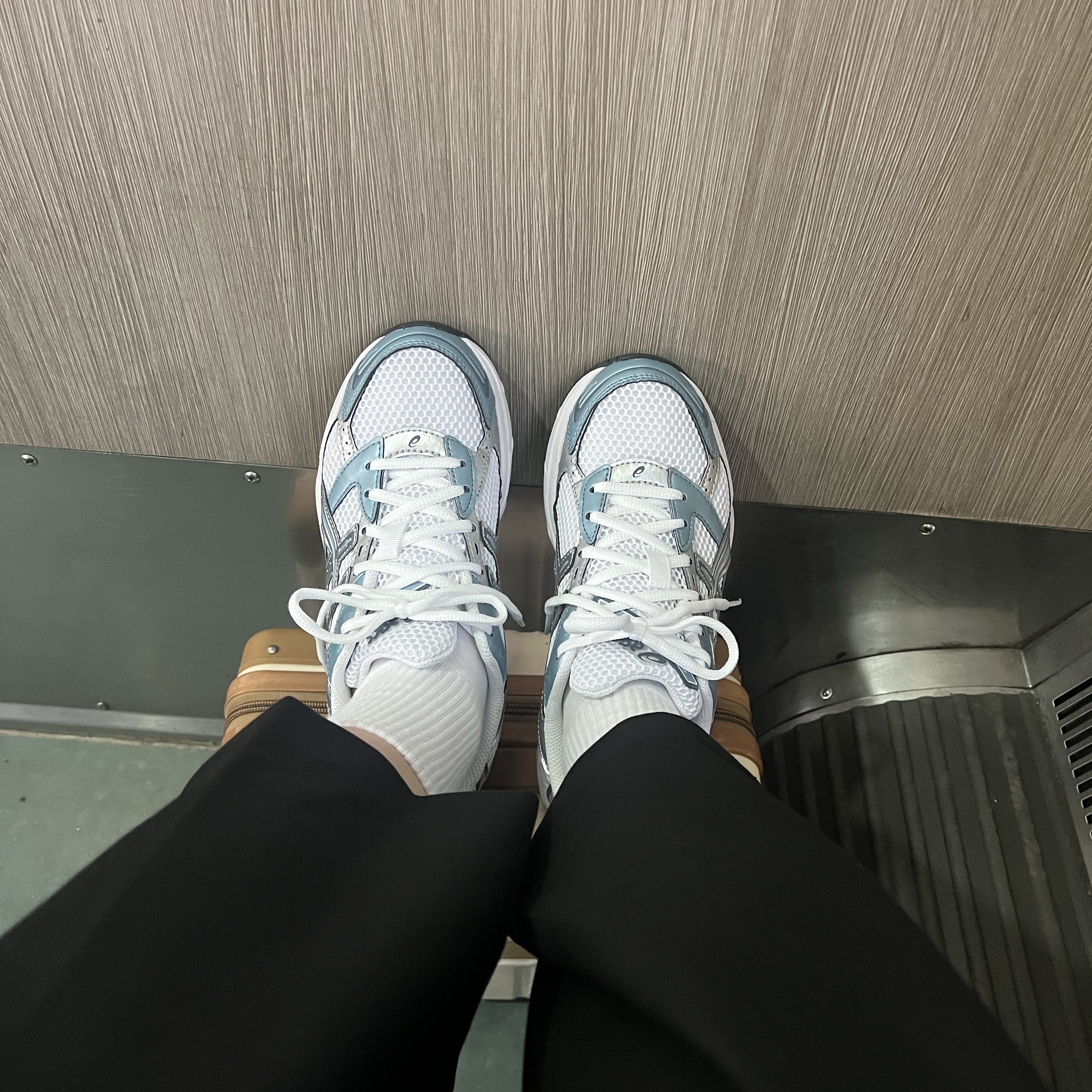 Asics Gel-1130 White Shark Skin 착용 스타일