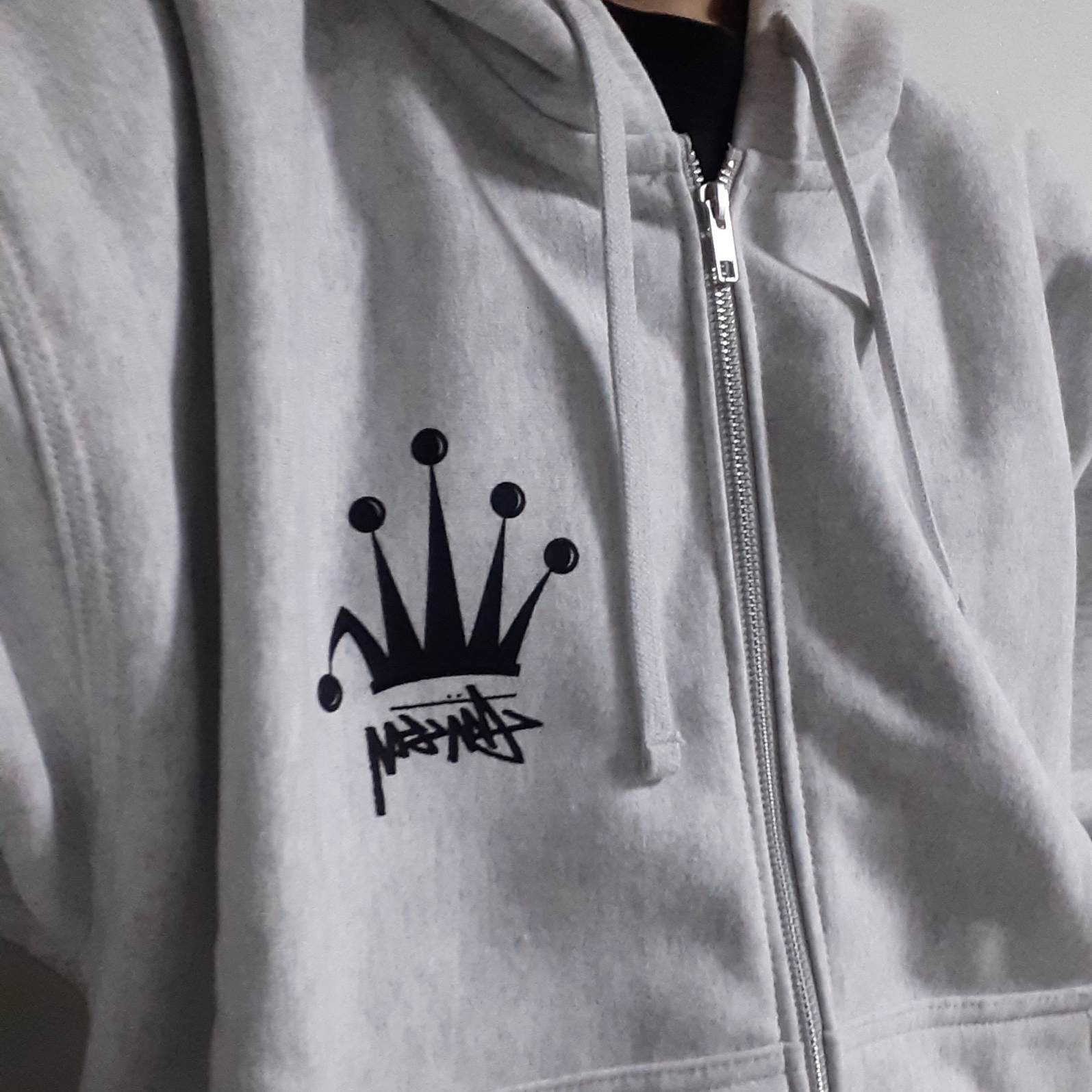 Stussy Regal Crown Zip Hoodie Ash Heather 착용 스타일 - 1