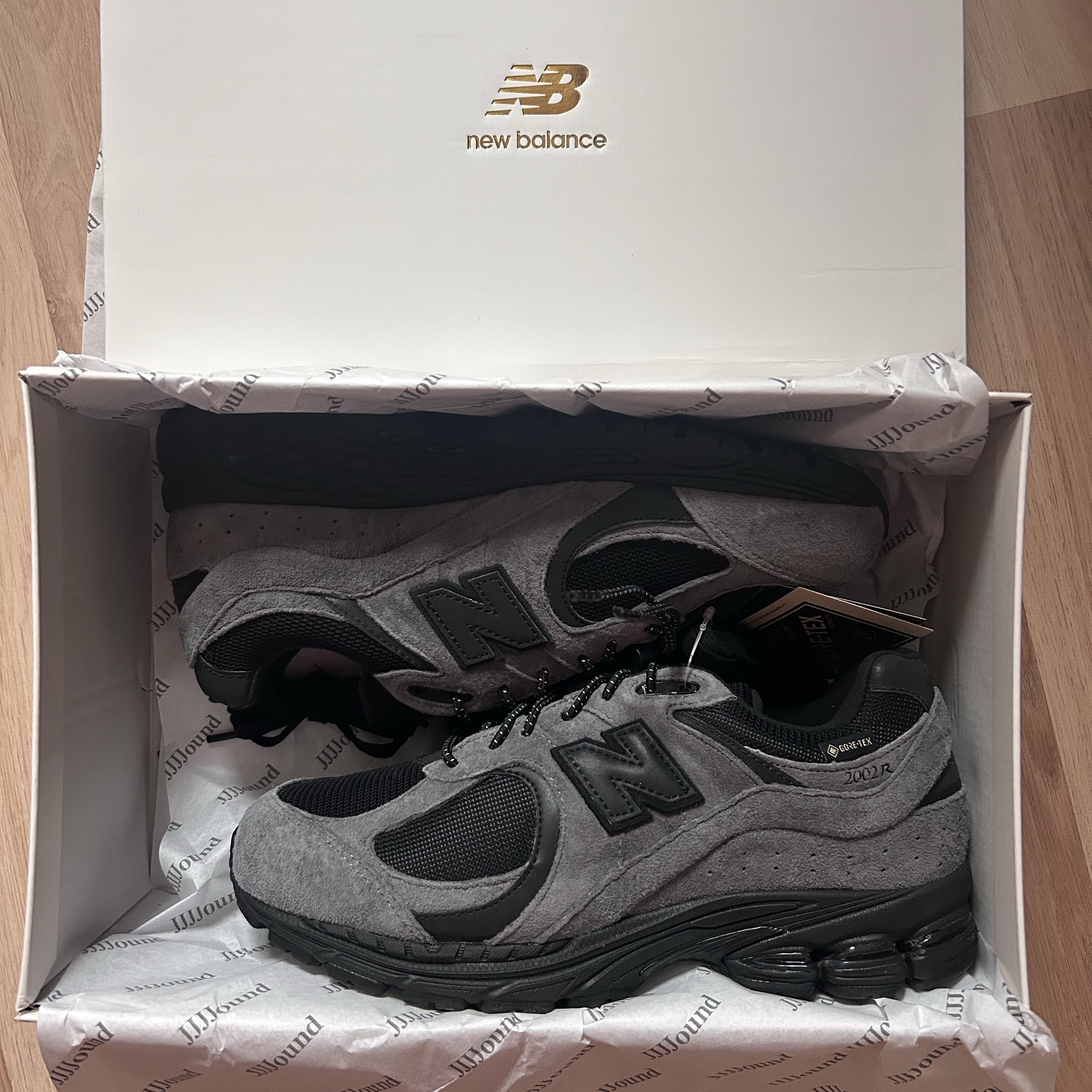 New Balance x JJJJound 2002R Gore-Tex Charcoal 착용 스타일 - 4