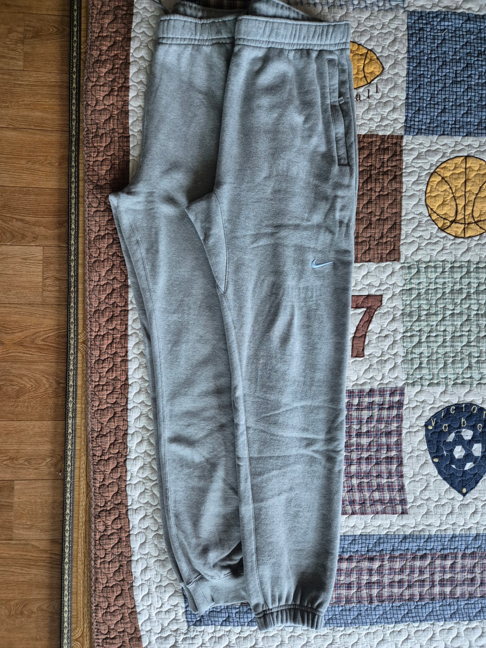 Nike x Drake Nocta Fleece Pants Dark Heather Grey (FN7661-063), Nike x Drake Nocta NRG Fleece Sweatpants Dark Grey Heather 착용 스타일