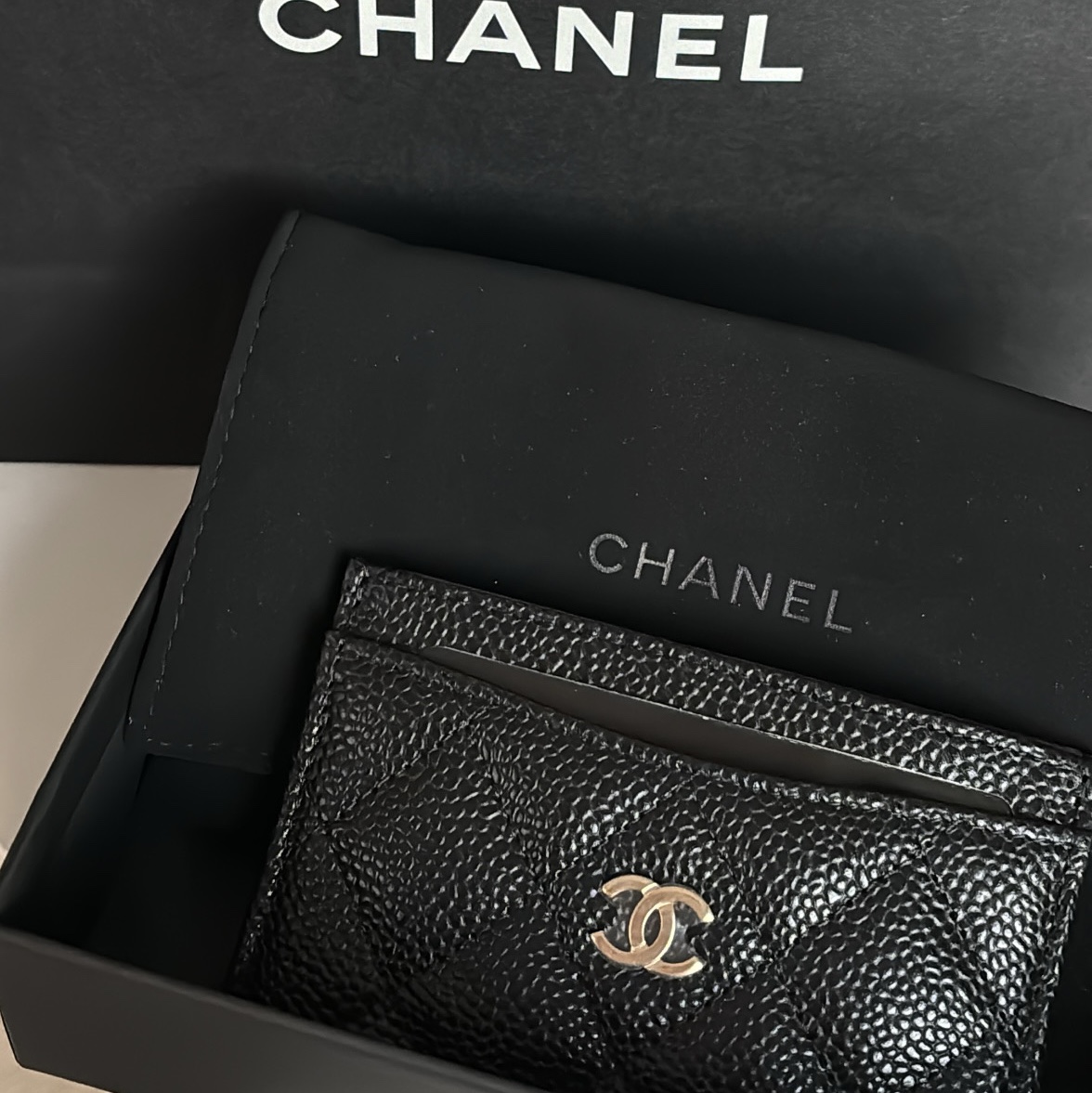 Chanel Classic Card Holder Grained Calfskin & Gold Black 착용 스타일