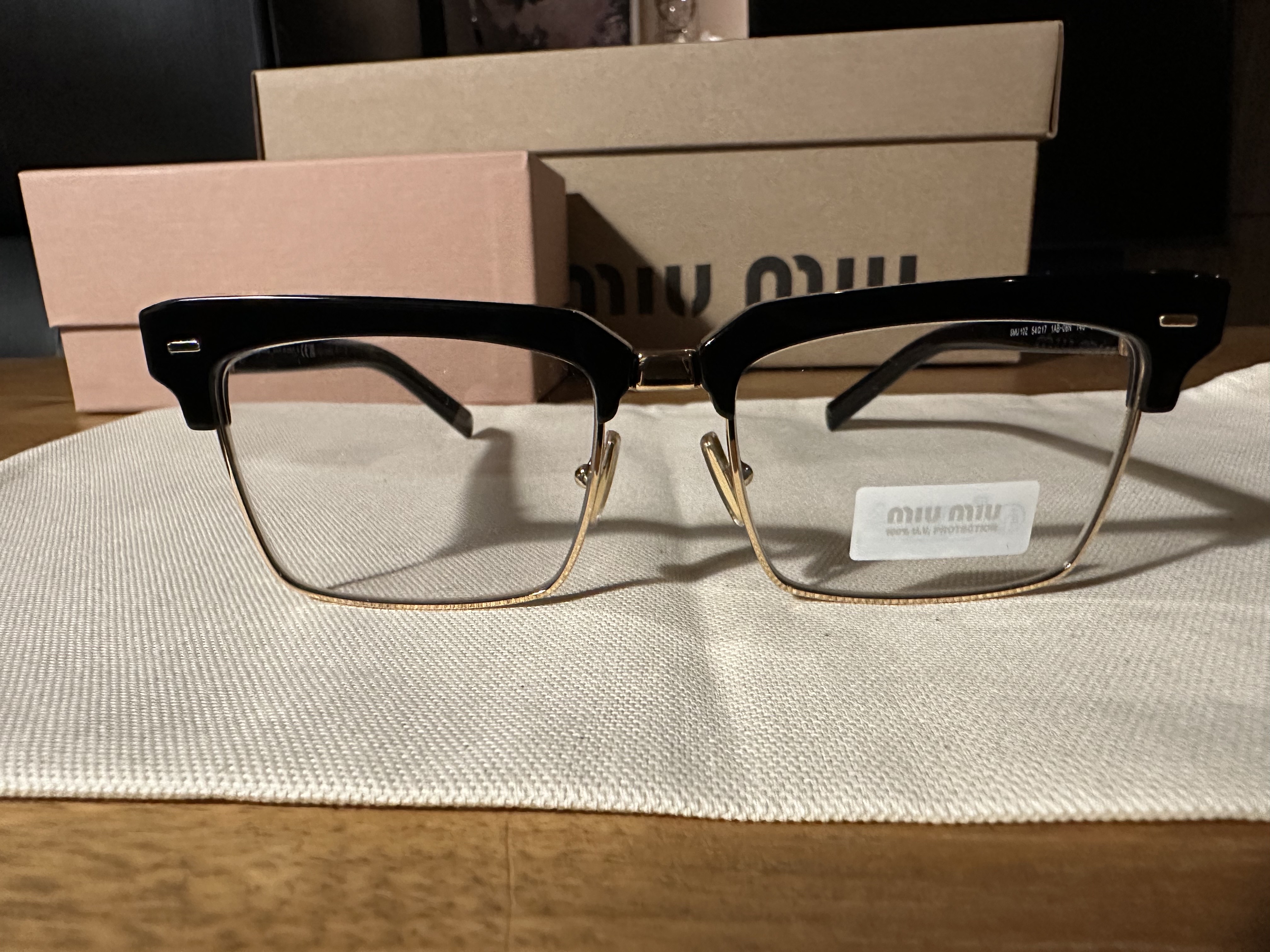 (W) Miu Miu Runway Sunglasses Blue Lenses Black Acetate 착용 스타일 - 4