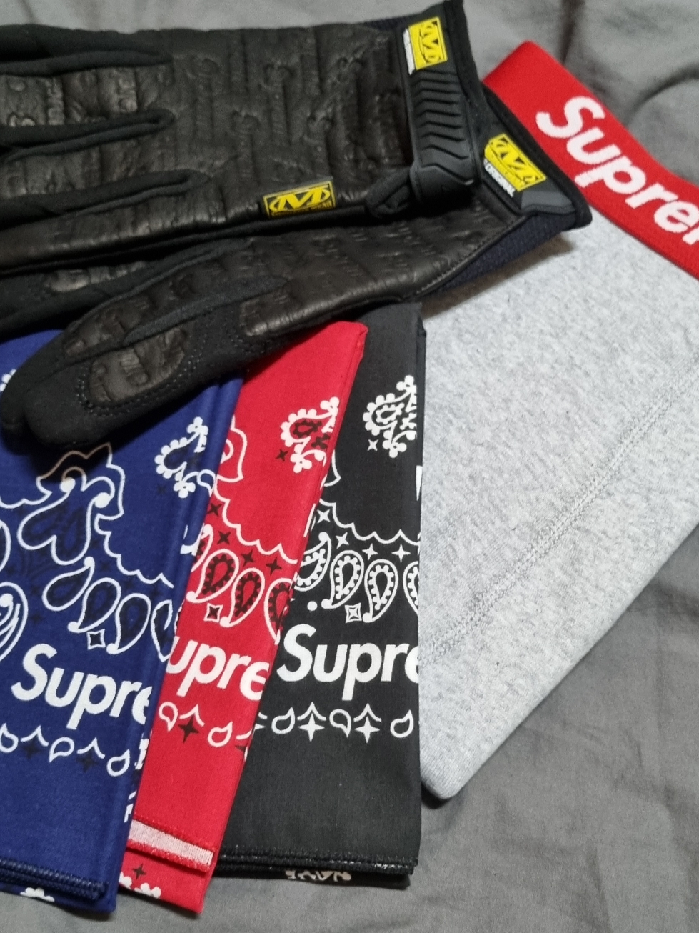 Supreme Hav-A-Hank Bandanas Multicolor (Set of 3) - 24SS, Supreme Hanes Boxer Briefs Heather Grey (2 Pack) 착용 스타일