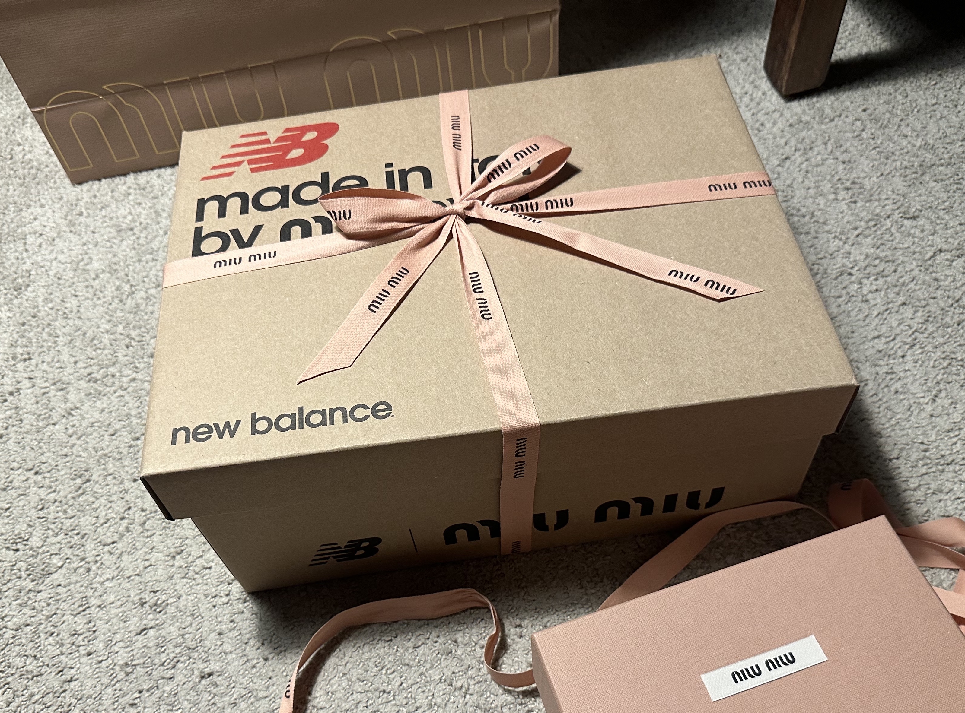 (W) New Balance x Miu Miu 530 Suede Mesh Sneakers Cinnamon 착용 스타일 - 2