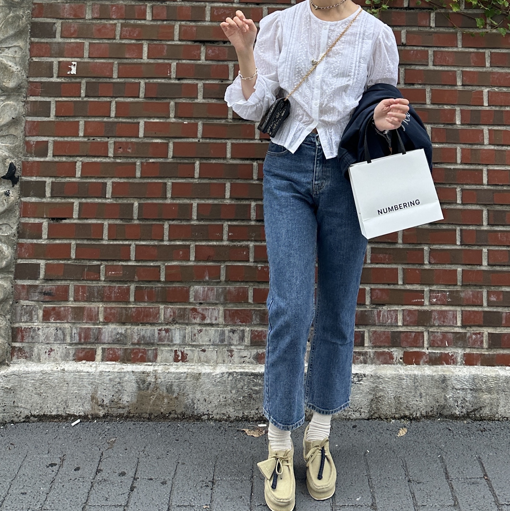 (W) Clarks Wallabee Maple Suede, Dior 2-In-1 30 Montaigne Pouch Blue Dior Oblique Jacquard 착용 스타일