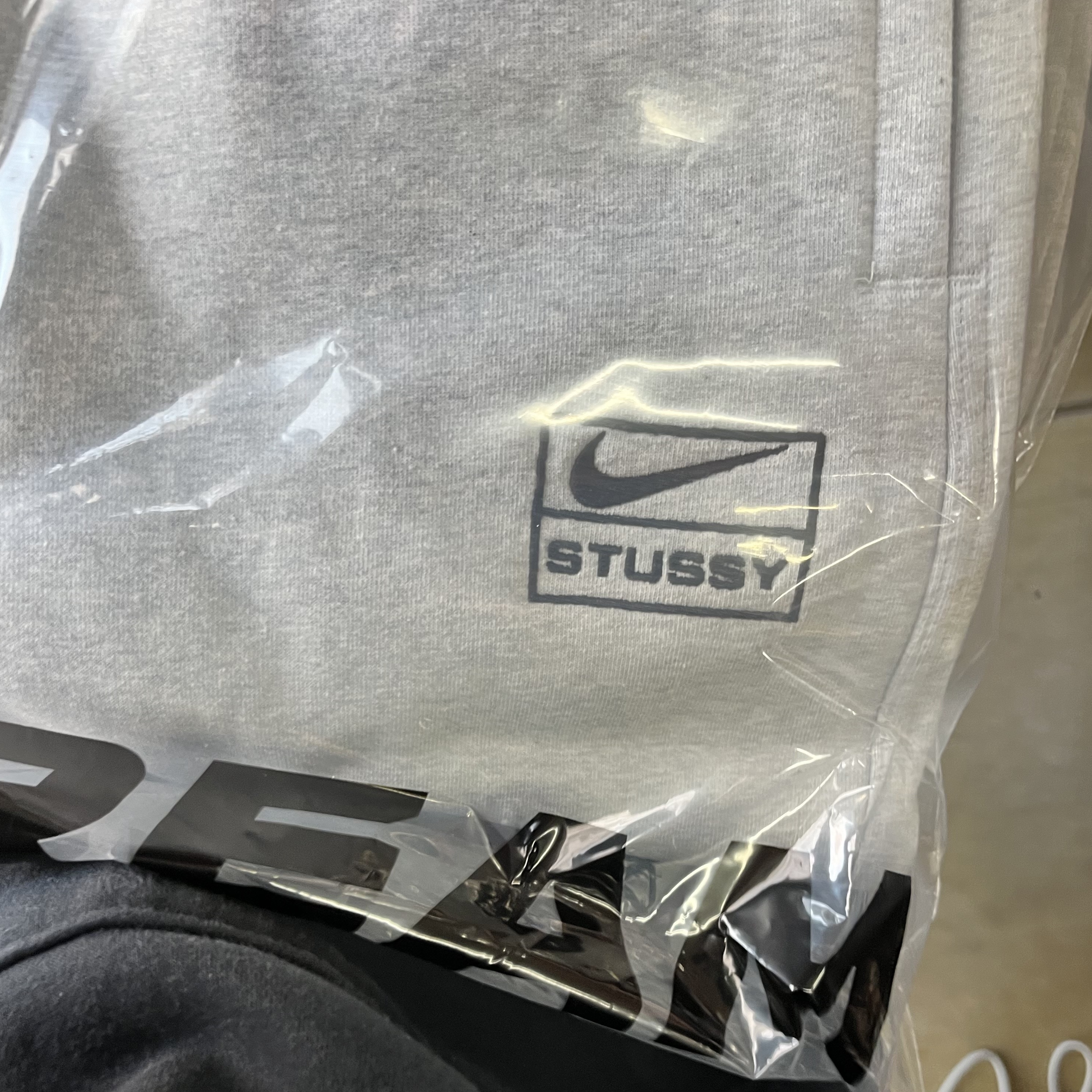 Nike x Stussy NRG Fleece Pants Dark Grey Heather (DO9340-063) 착용 스타일