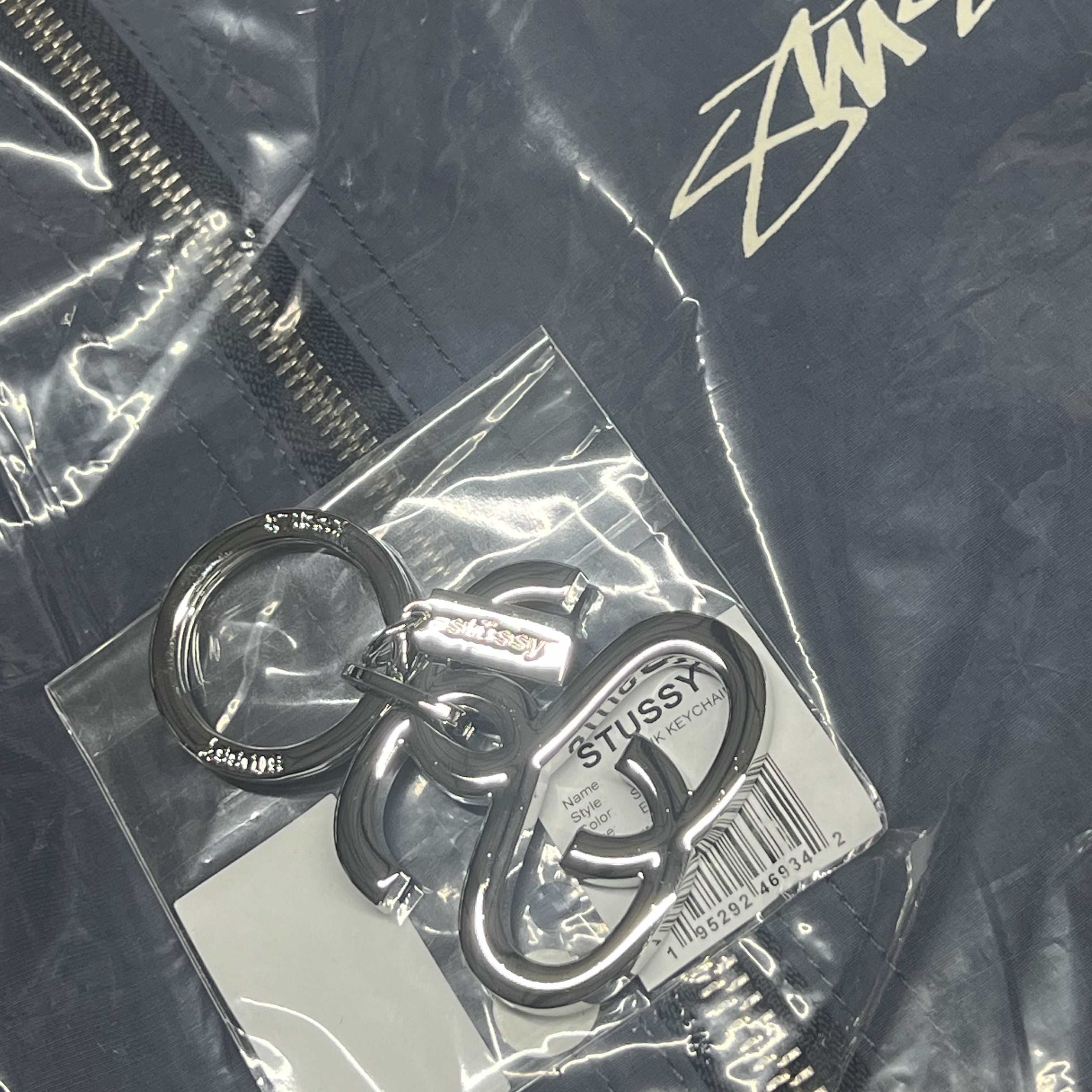 Stussy Wave Dye Beach Shell Jacket Navy, Stussy SS Link Keychain Silver 착용 스타일