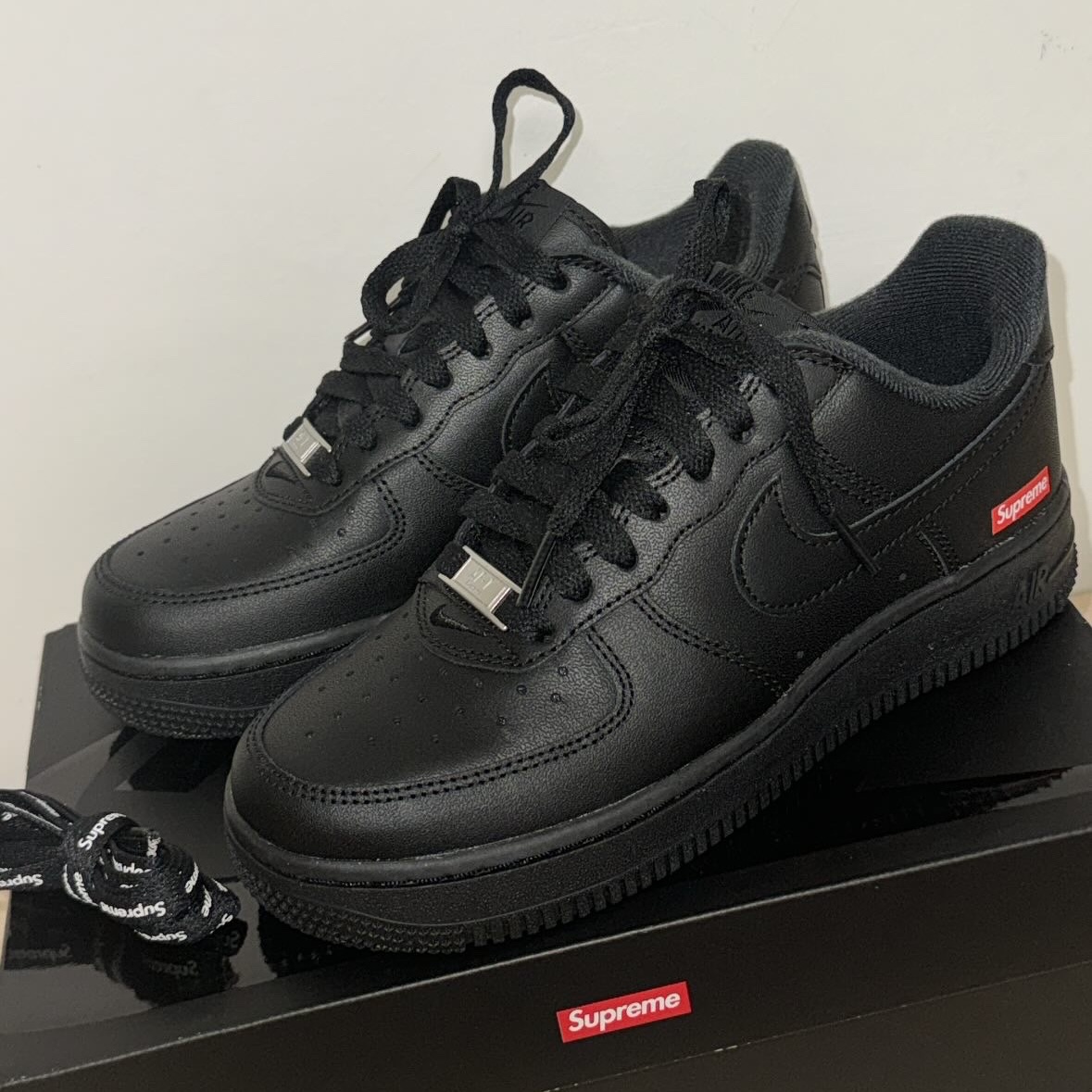 Nike x Supreme Air Force 1 Low Black 착용 스타일 - 1