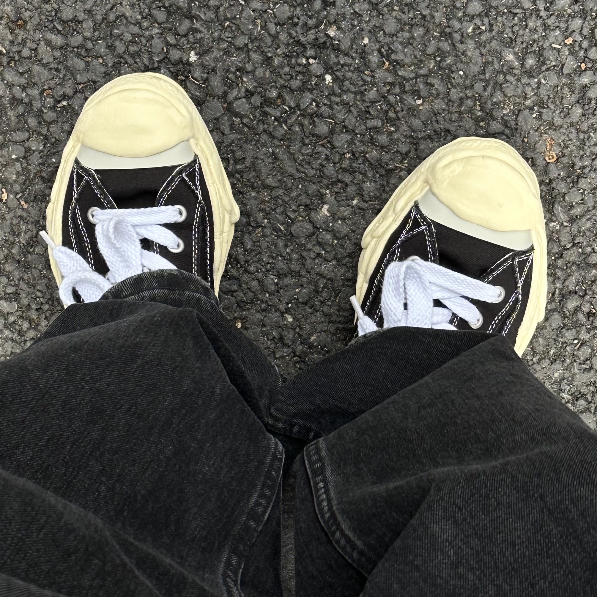 Maison Mihara Yasuhiro Hank VL OG Sole Canvas Low-top Sneakers Black 착용 스타일 - 2