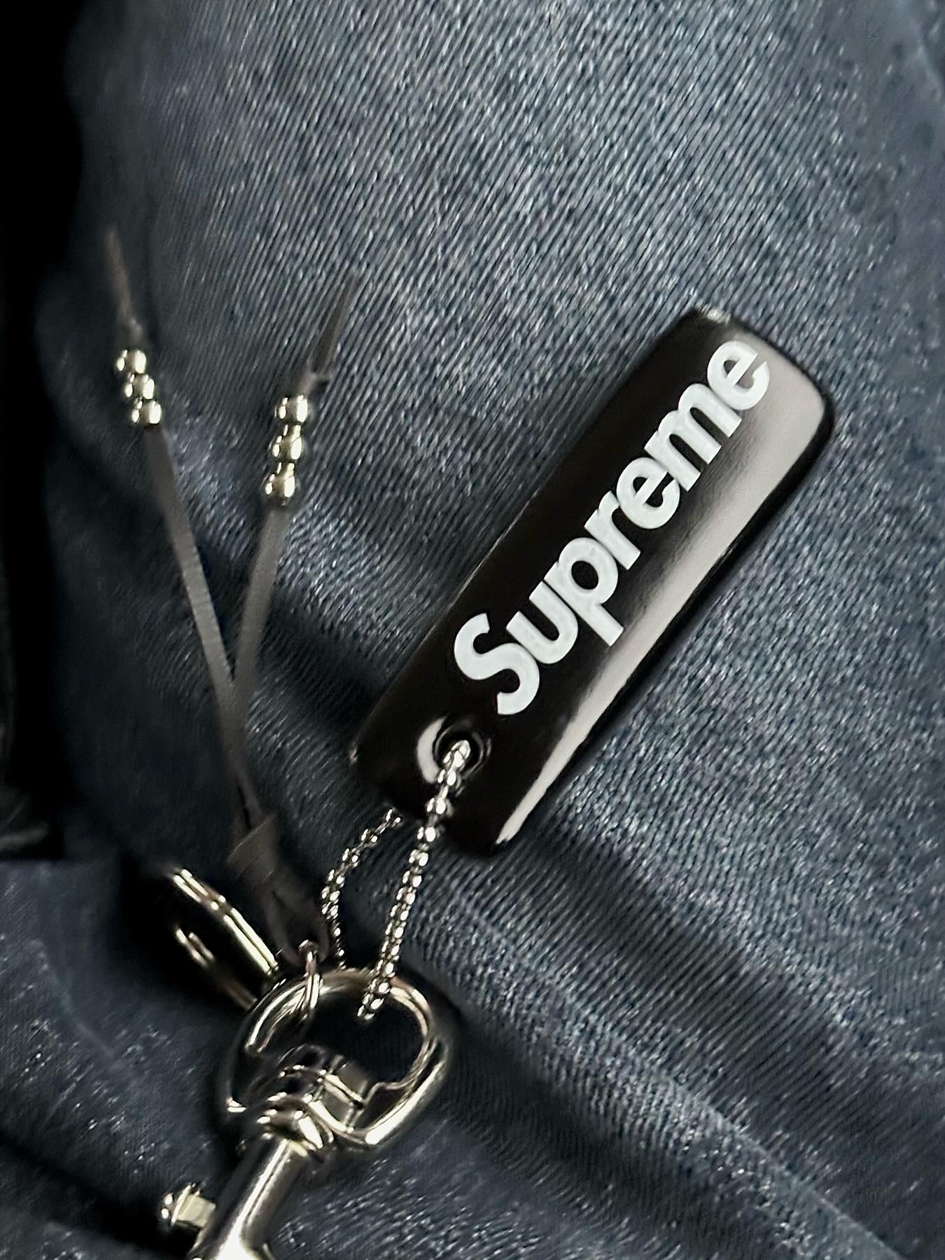 Supreme Floating Keychain Black - 23FW, (W) UGG Tazz Slipper Black 착용 스타일 - 4