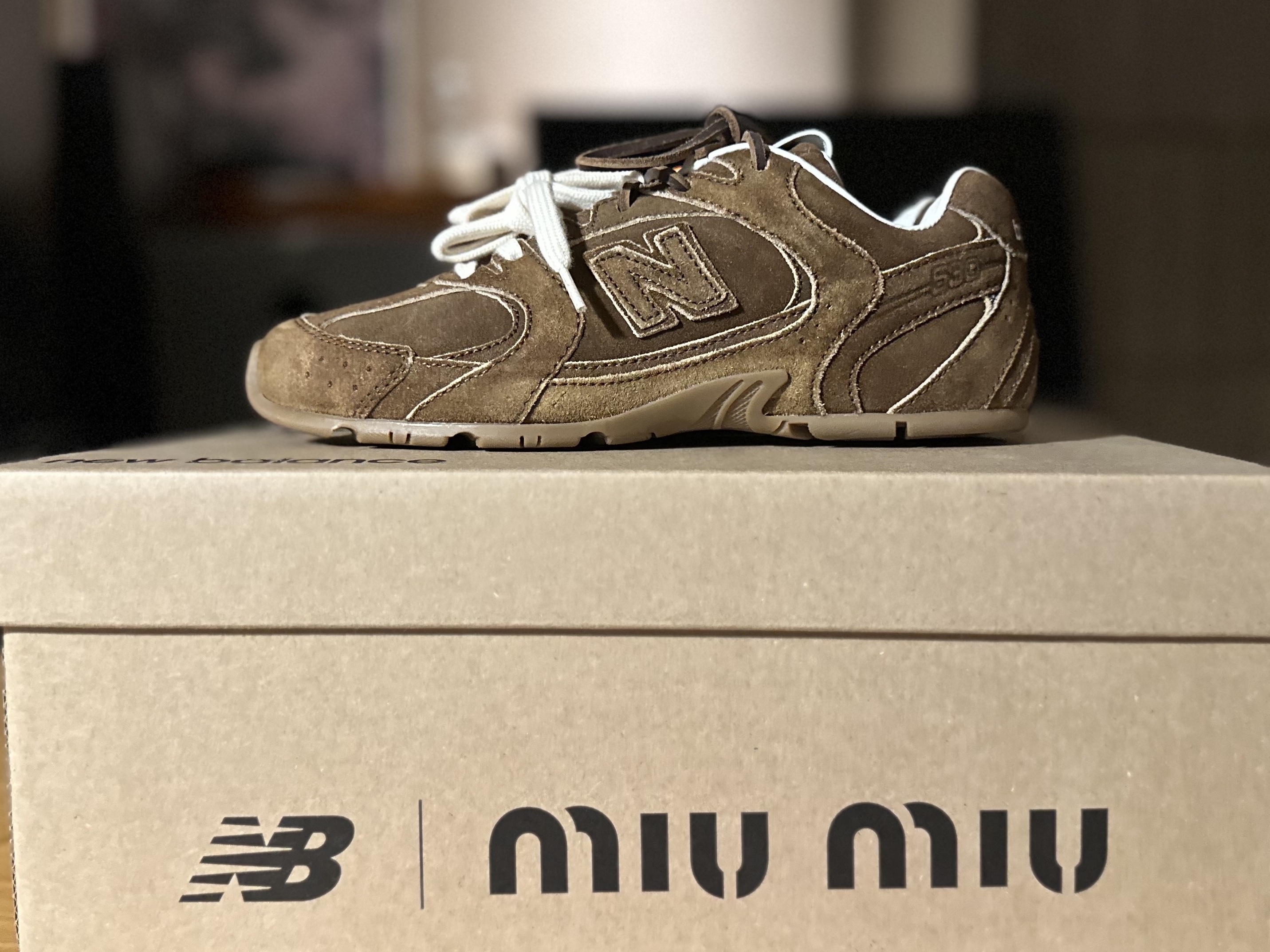 (W) New Balance x Miu Miu 530 Suede Mesh Sneakers Cinnamon 착용 스타일 - 1