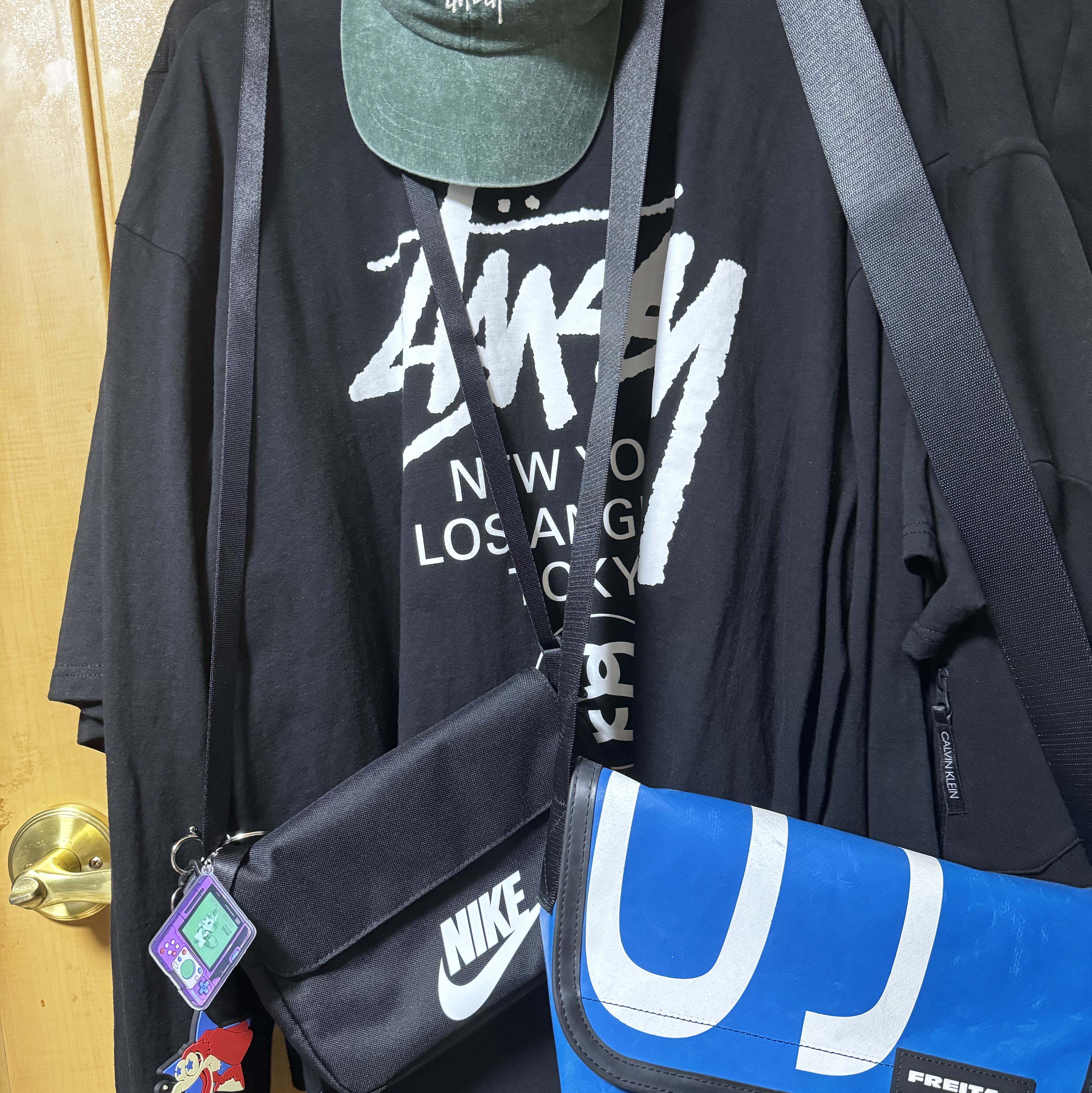 Stussy Stock Seoul Crew Black 2023, Nike NSW Futura 365 Crossbody Bag 3L Black 착용 스타일