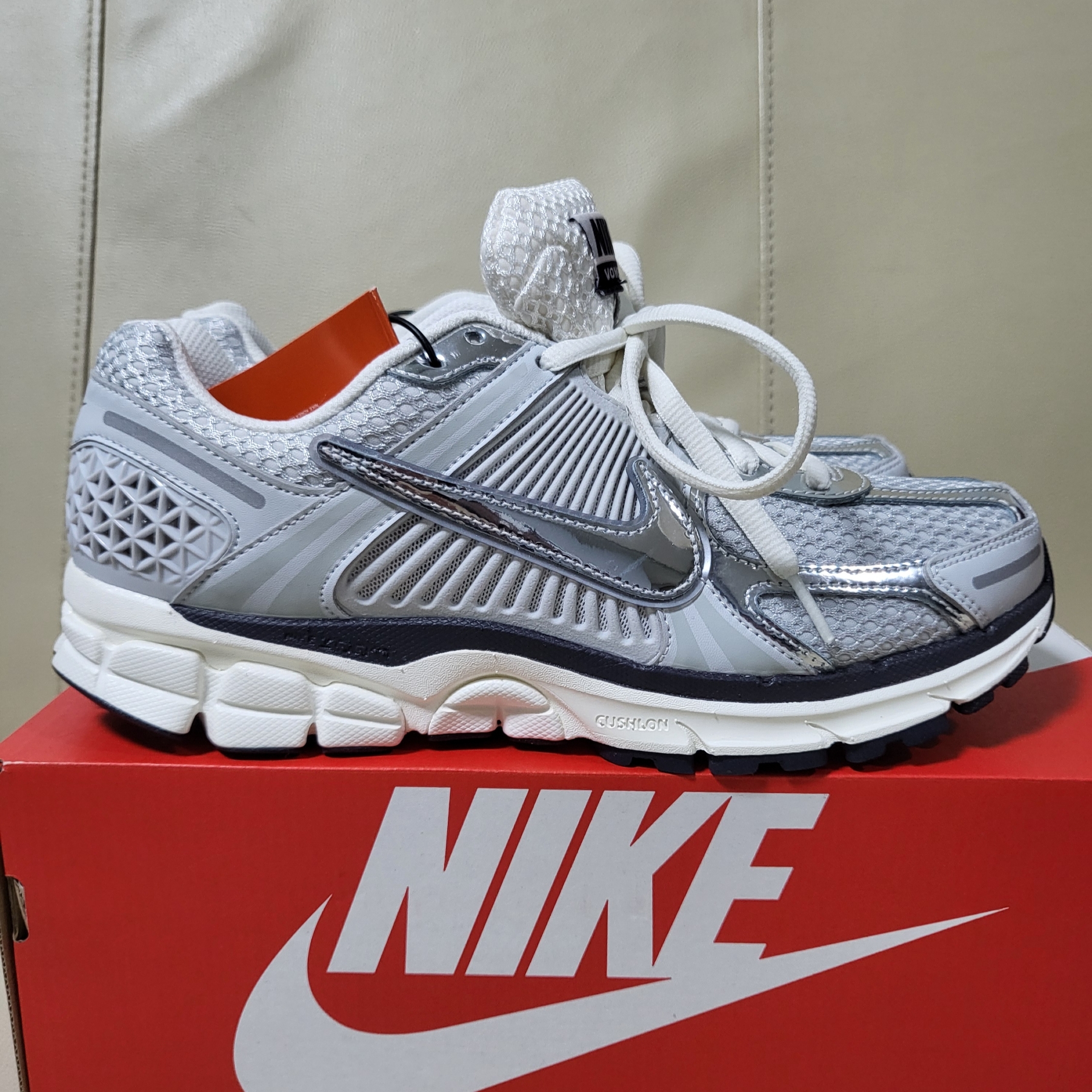 (W) Nike Zoom Vomero 5 Photon Dust and Metallic Silver 착용 스타일 - 2