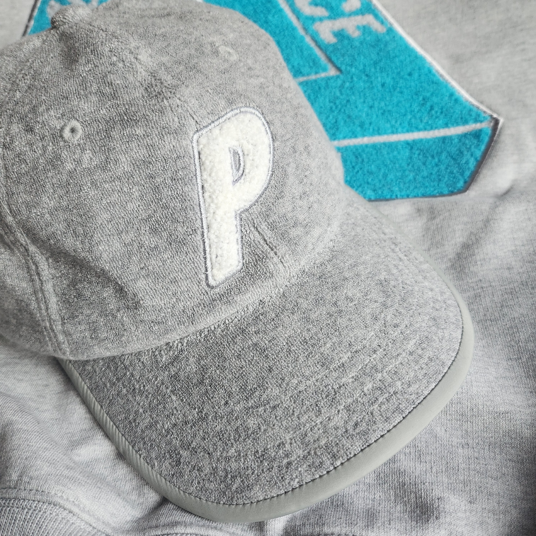 Palace Fleece Tri-Ferg Crew Grey Marl - 23SS 착용 스타일 - 1