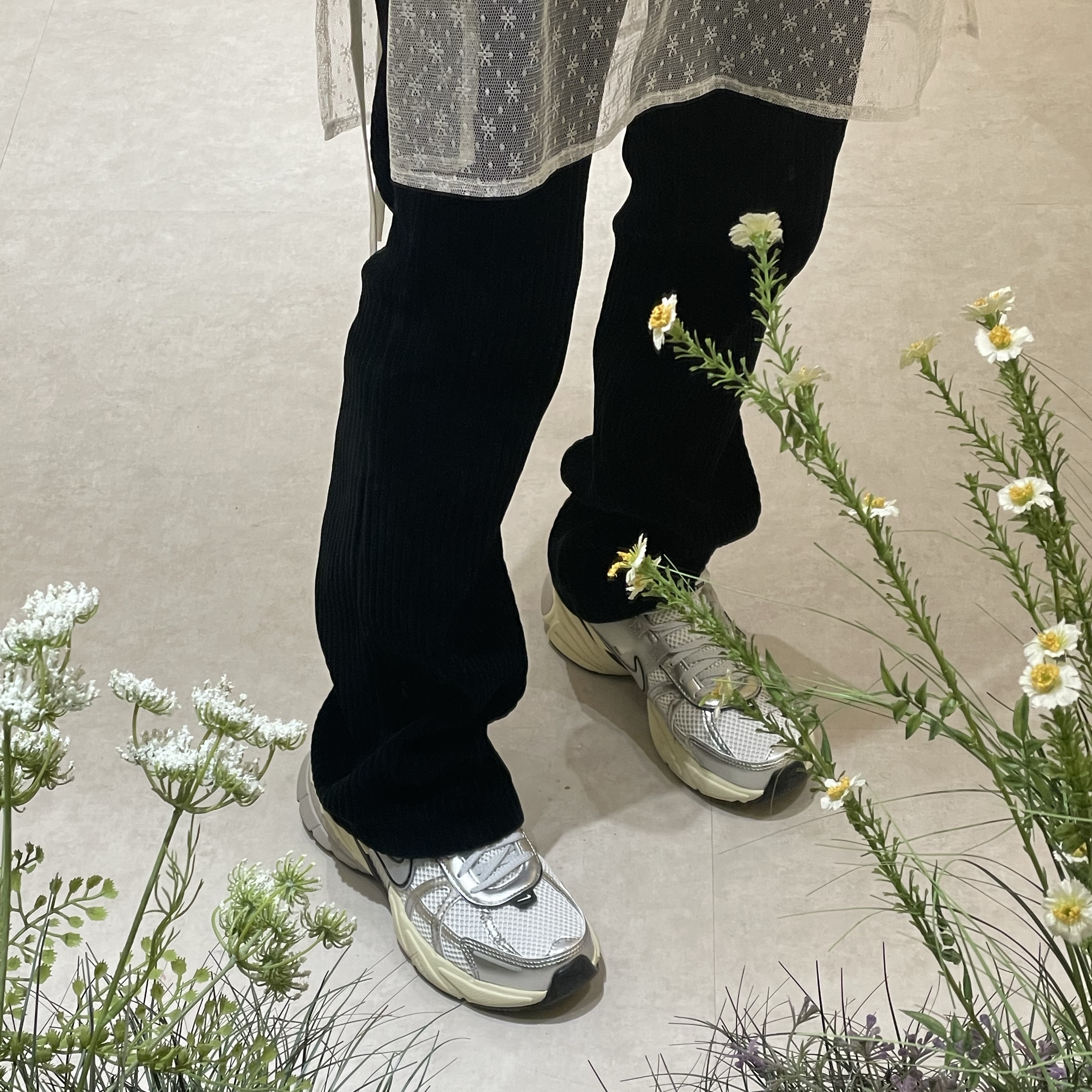 Nike V2K Run Summit White Metallic Silver 착용 스타일 - 2