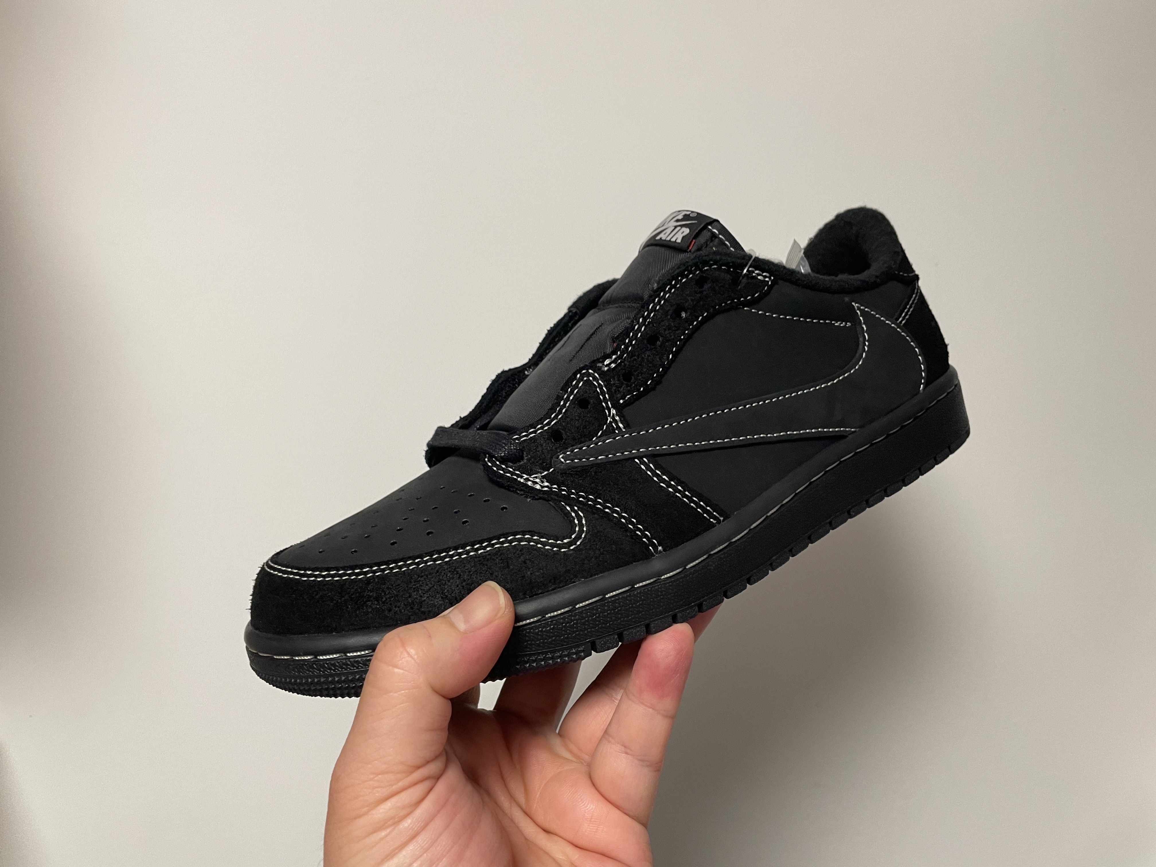 Jordan 1 x Travis Scott Retro Low OG SP Black Phantom 착용 스타일 - 3
