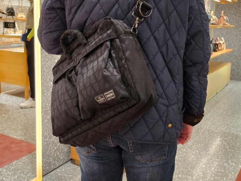Porter x Valentino Garavani 3Way Briefcase Black 착용 스타일 - 2