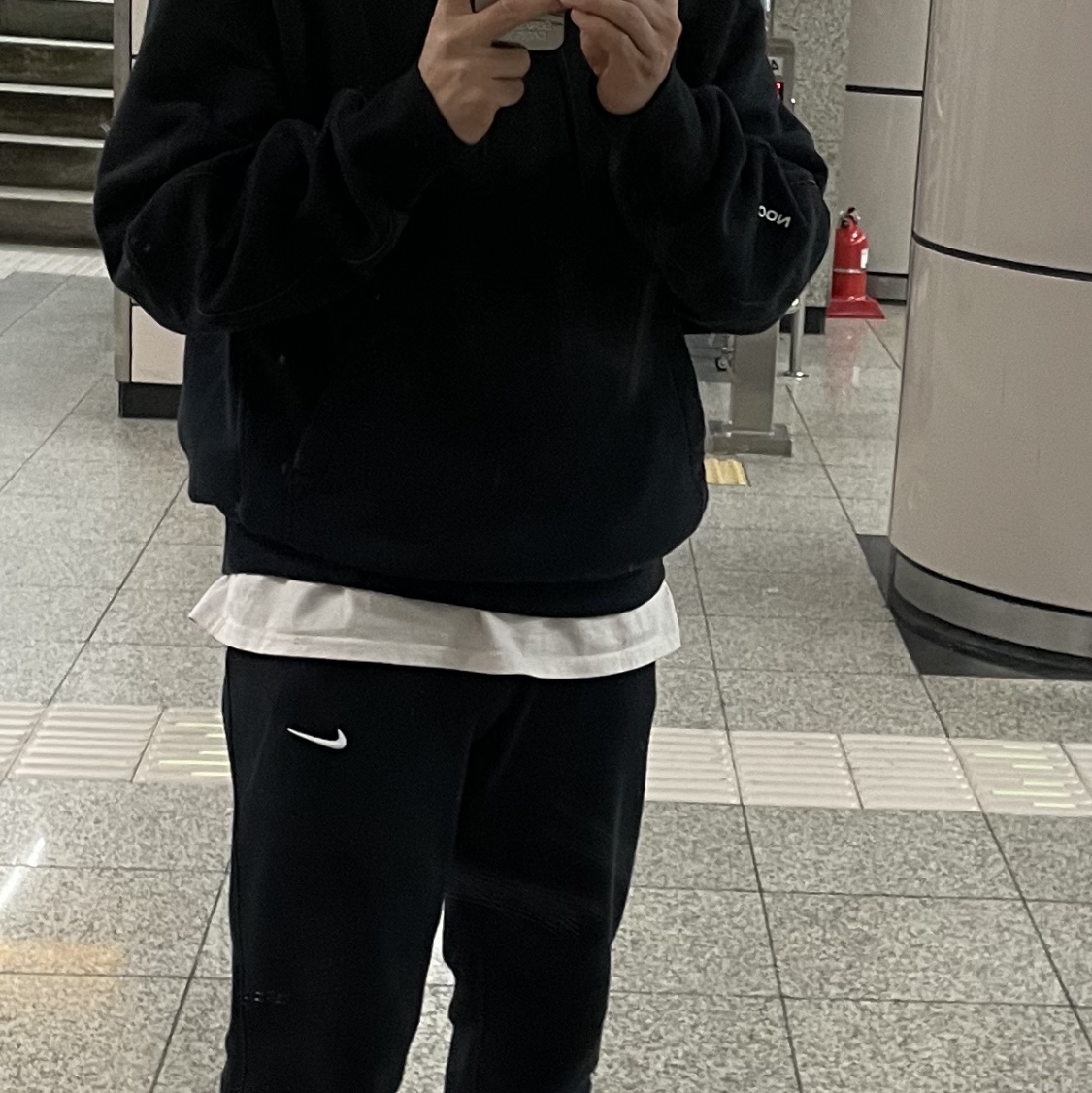 Nike x Drake Nocta Fleece Hoodie Black (FN7659-010) 착용 스타일 - 3