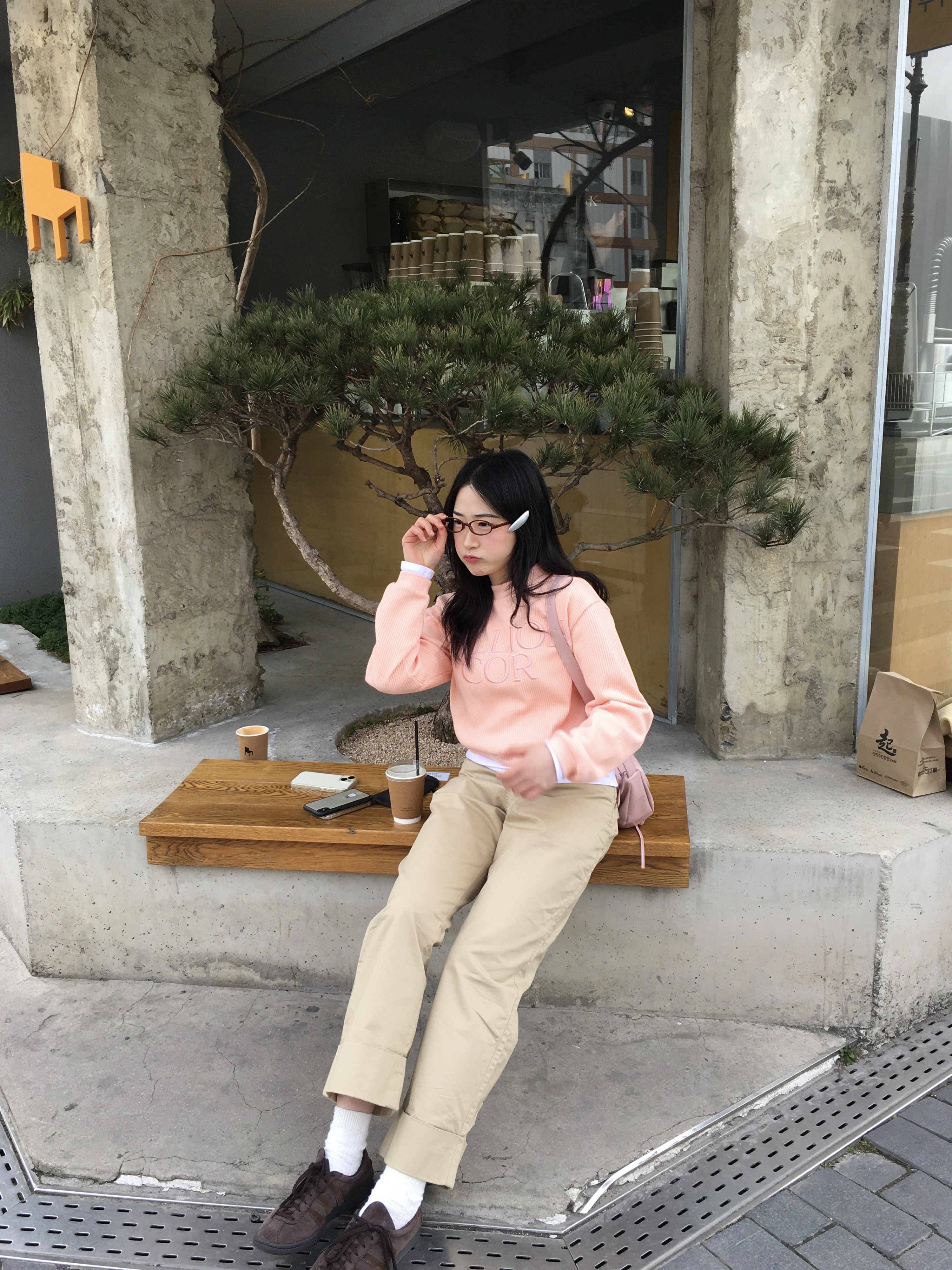 Matin Kim Half Shirring Ribbon Round Bag Pink, Adidas Tobacco Gruen Dark Brown 착용 스타일 - 6