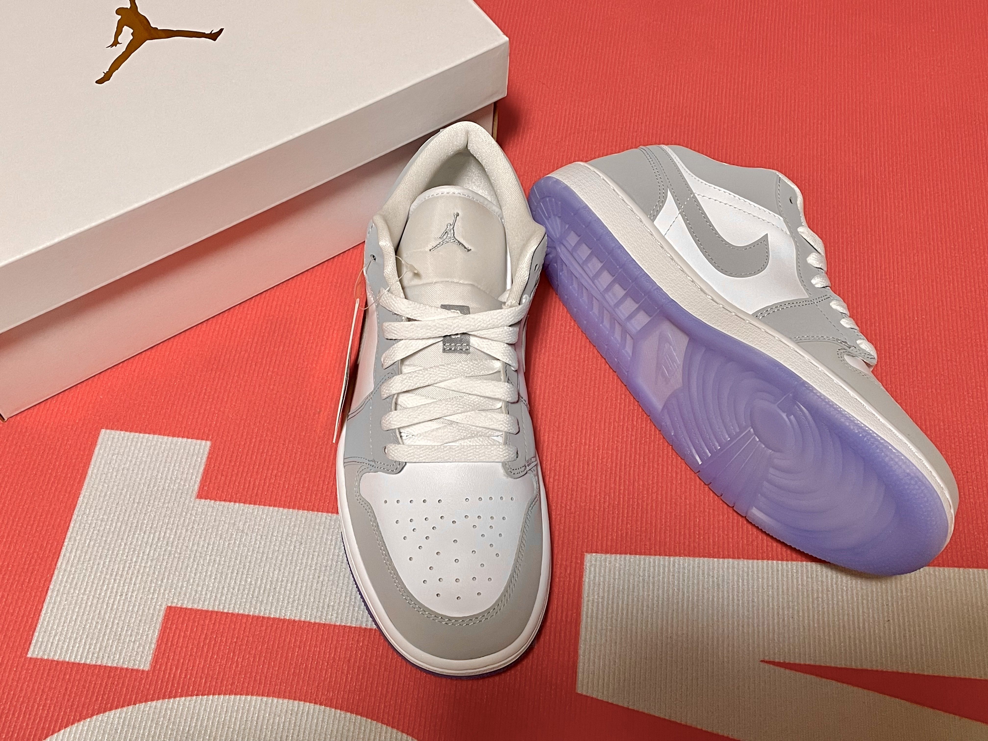 (W) Jordan 1 Low White Wolf Grey, [KREAM 단독] ADSB Andersson Bell Robyn Varsity Jacket Red 착용 스타일 - 1