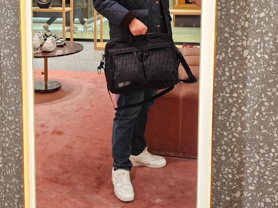 Porter x Valentino Garavani 3Way Briefcase Black 착용 스타일 - 1