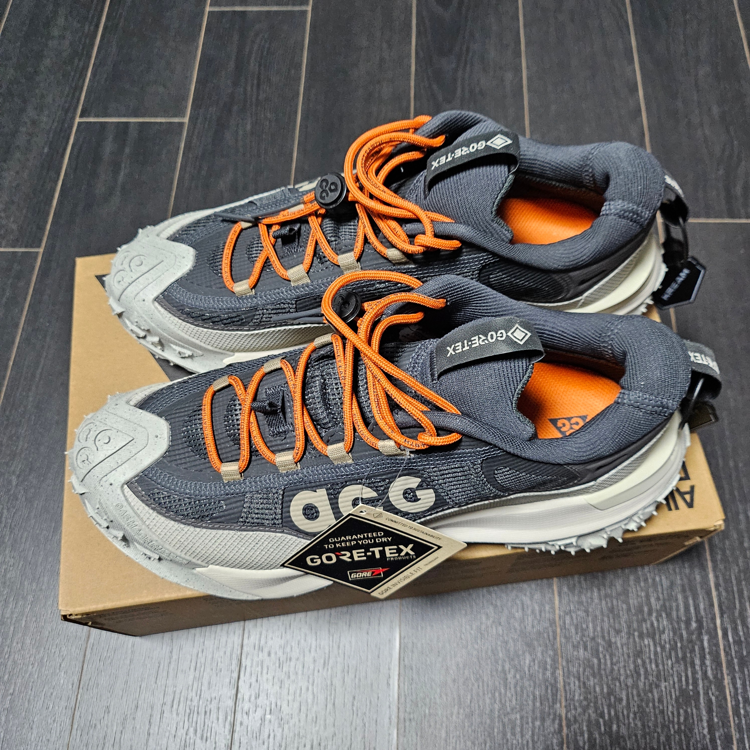 Nike ACG Mountain Fly Low Gore-Tex Dark Smoke Grey 착용 스타일 - 1