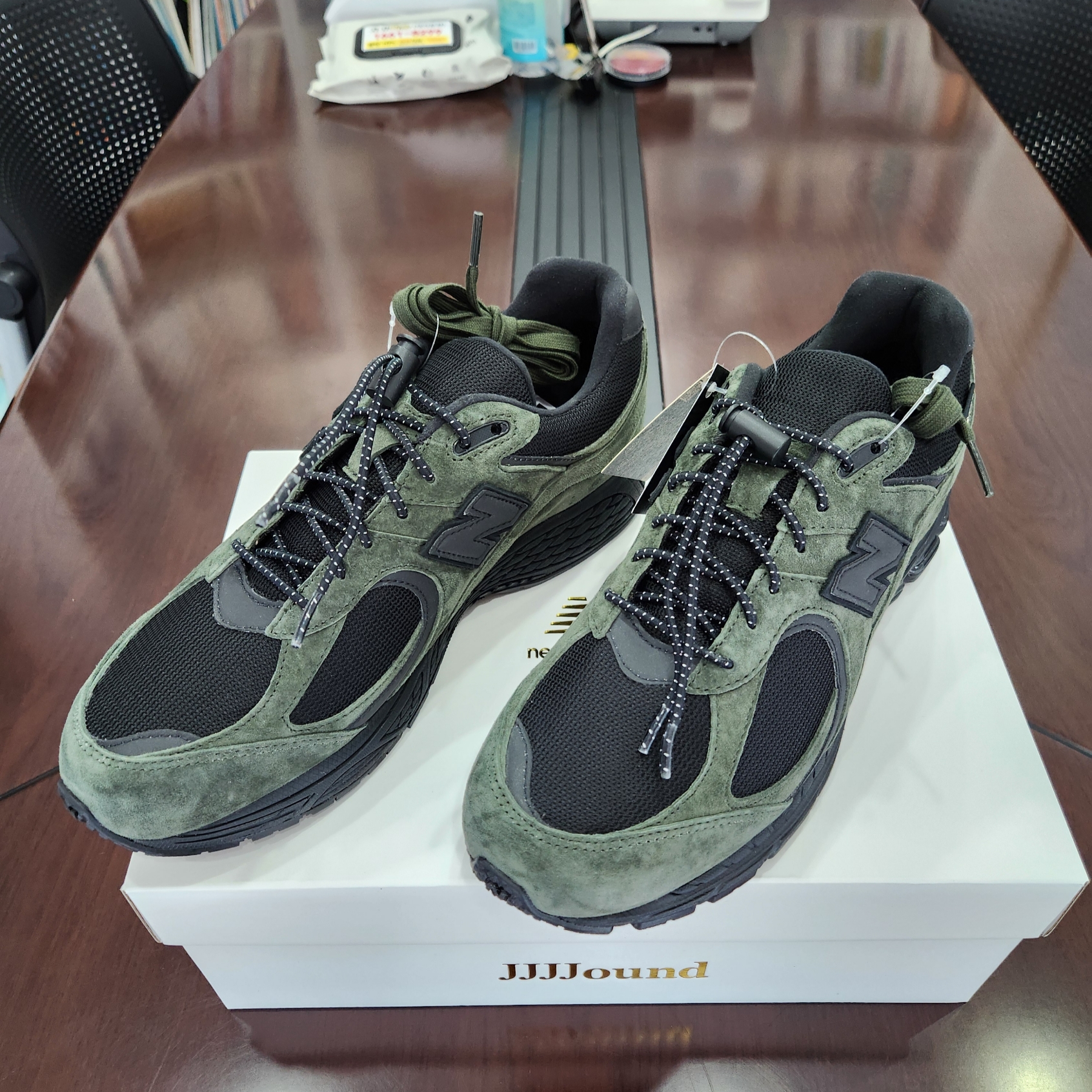 New Balance x JJJJound 2002R Gore-Tex Pine 착용 스타일 - 9
