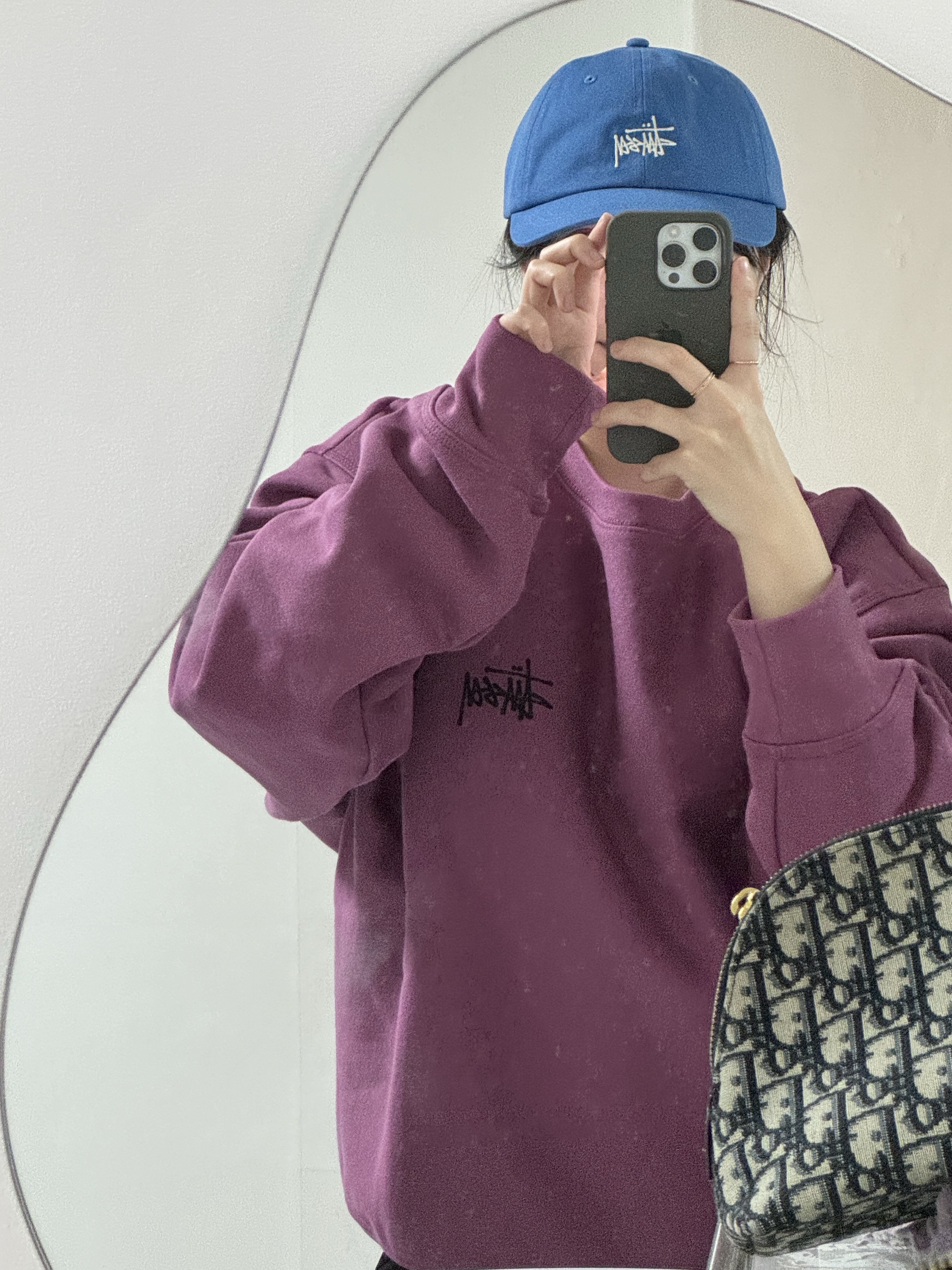 Stussy Basic Stussy Crew Berry 2024, Stussy Low Pro Basic Strapback Haze Blue 착용 스타일
