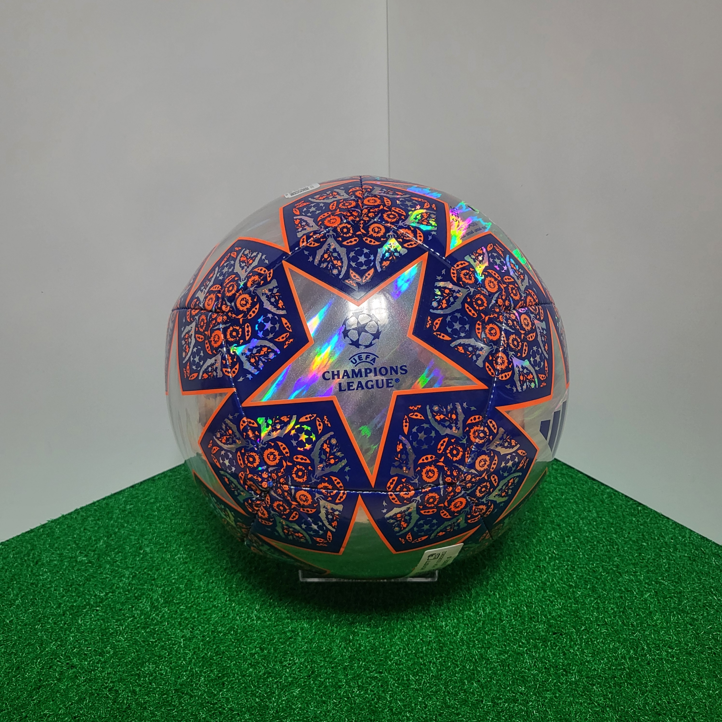 Adidas UEFA Champions League Istanbul Training Ball Multicolor 착용 스타일
