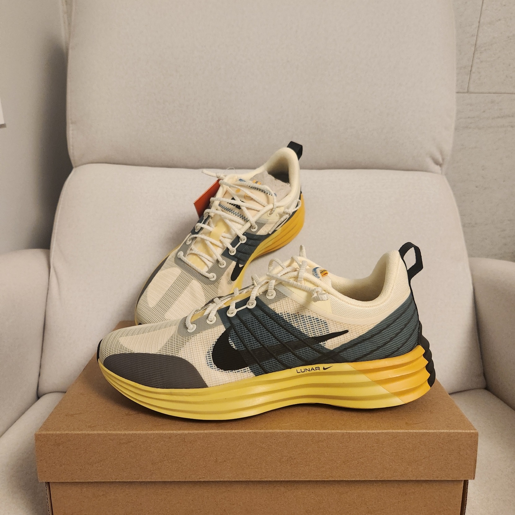 Nike Lunar Roam Alabaster and Green Abyss 착용 스타일