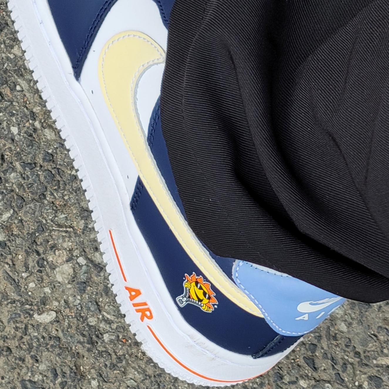 (GS) Nike Air Force 1 LV8 Midnight Navy Safety Orange 착용 스타일
